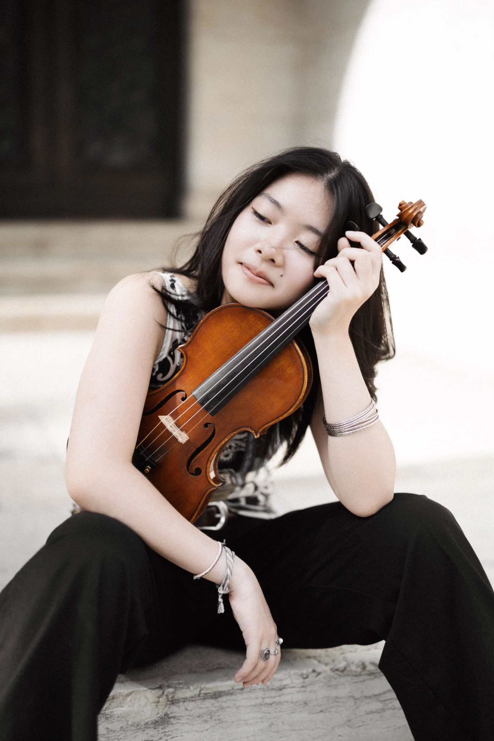 Sympathetic portrait of a musician in a relaxed atmosphere.