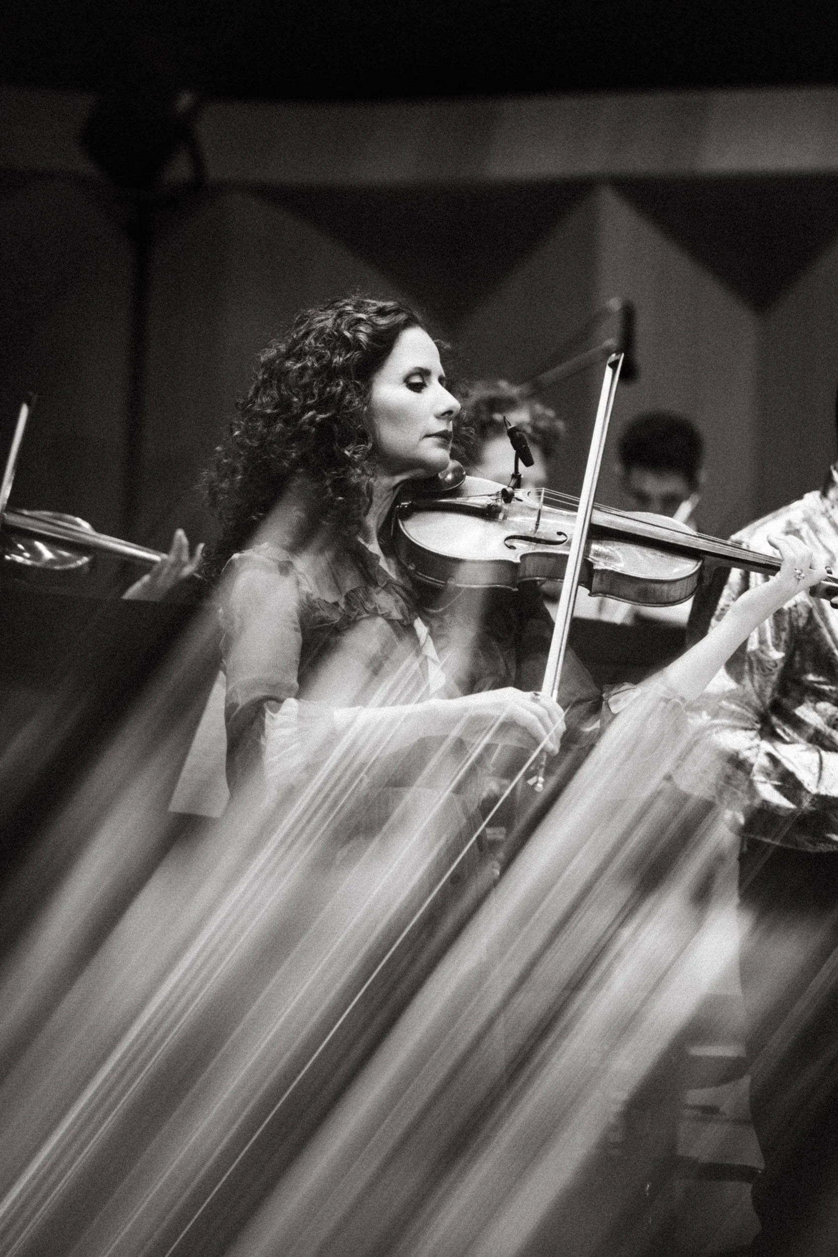 Black and white photo of a violinist. Creative concert photography in Frankfurt am Main.