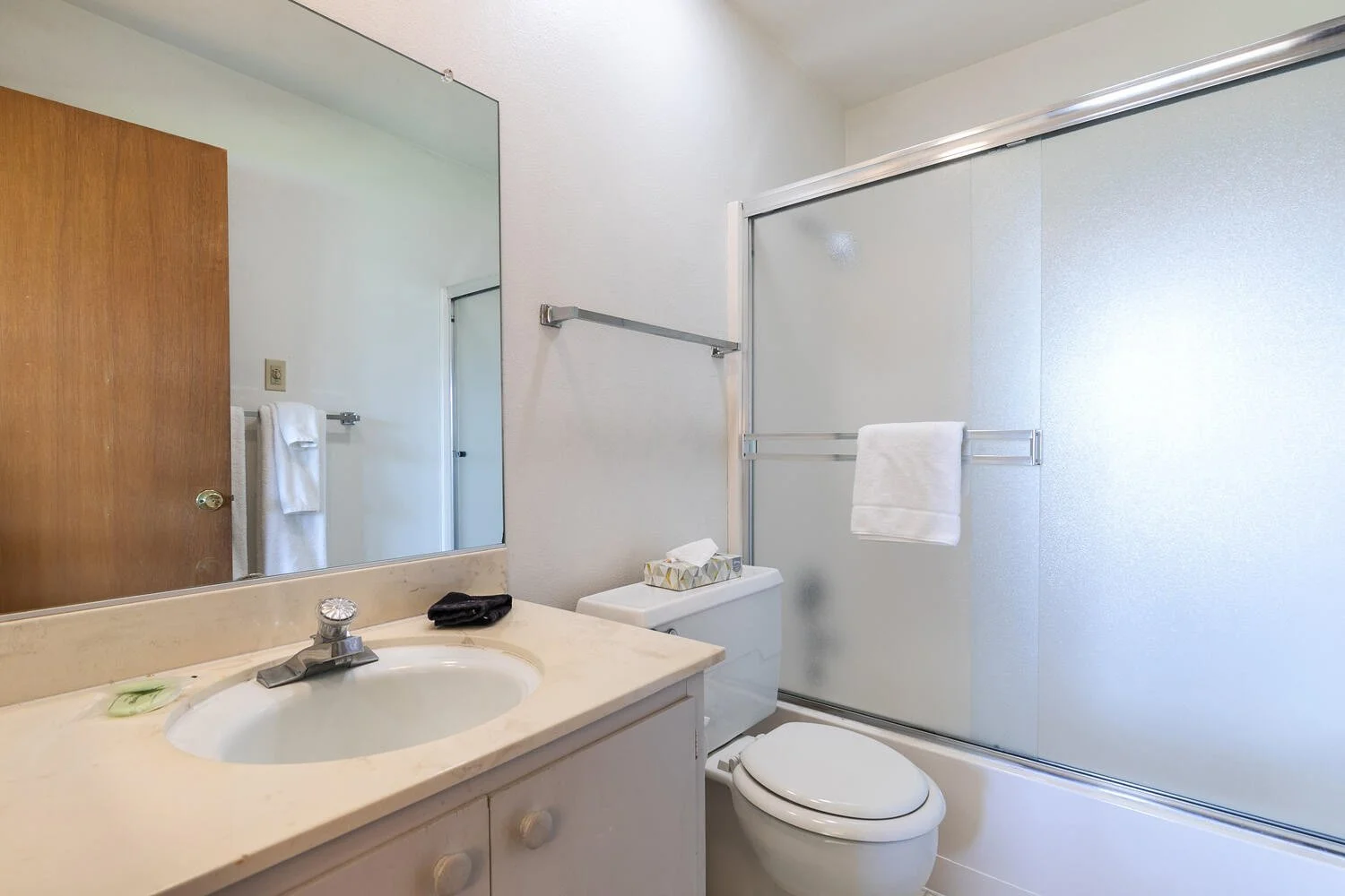unit 15 second bath with pale marble counters