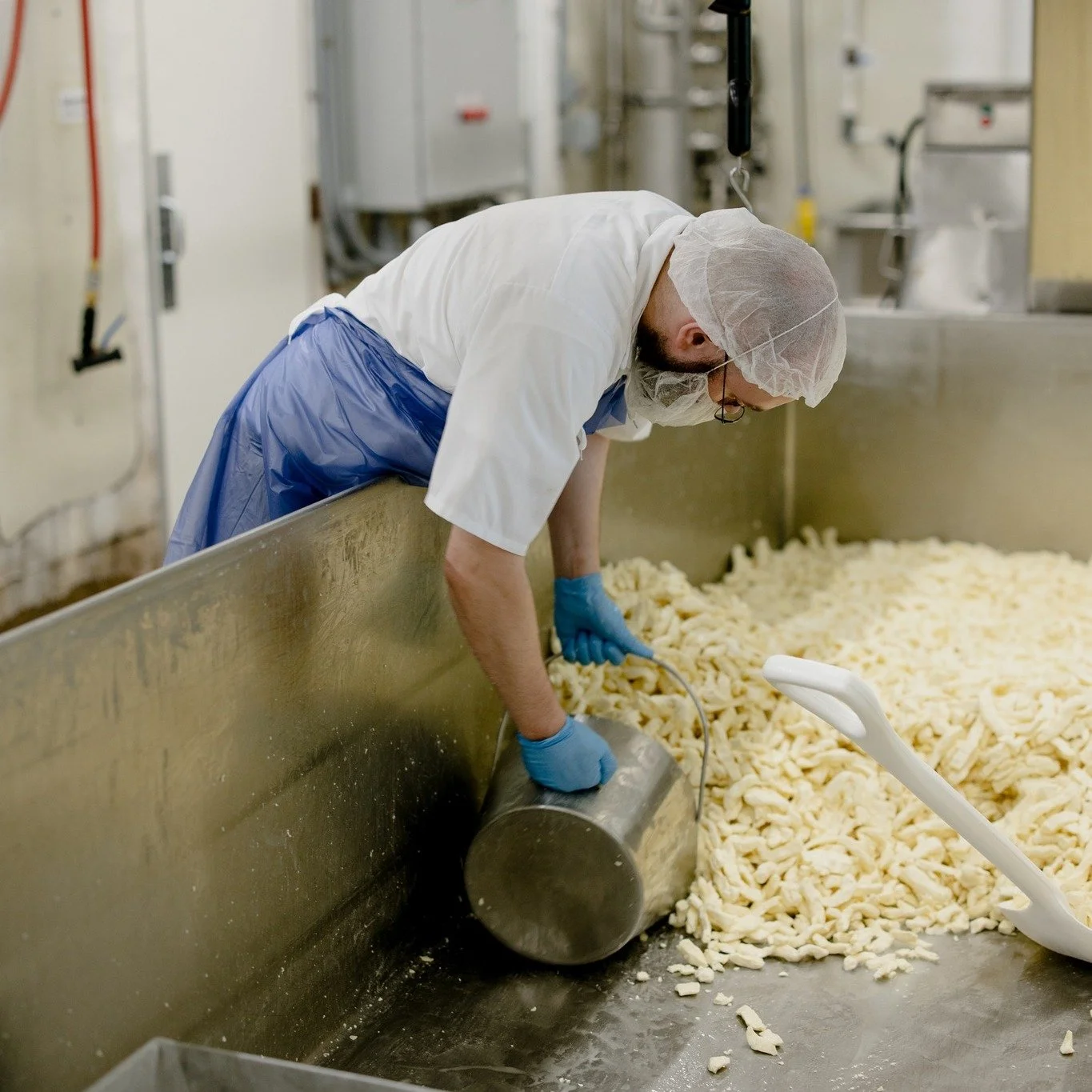 In a world that moves fast and leans on automation, we&rsquo;ve chosen to keep many parts of our process the old-fashioned way.

From cutting curds&hellip;
to flipping slabs during cheddaring&hellip;
to handling each block with care&hellip;

There ar