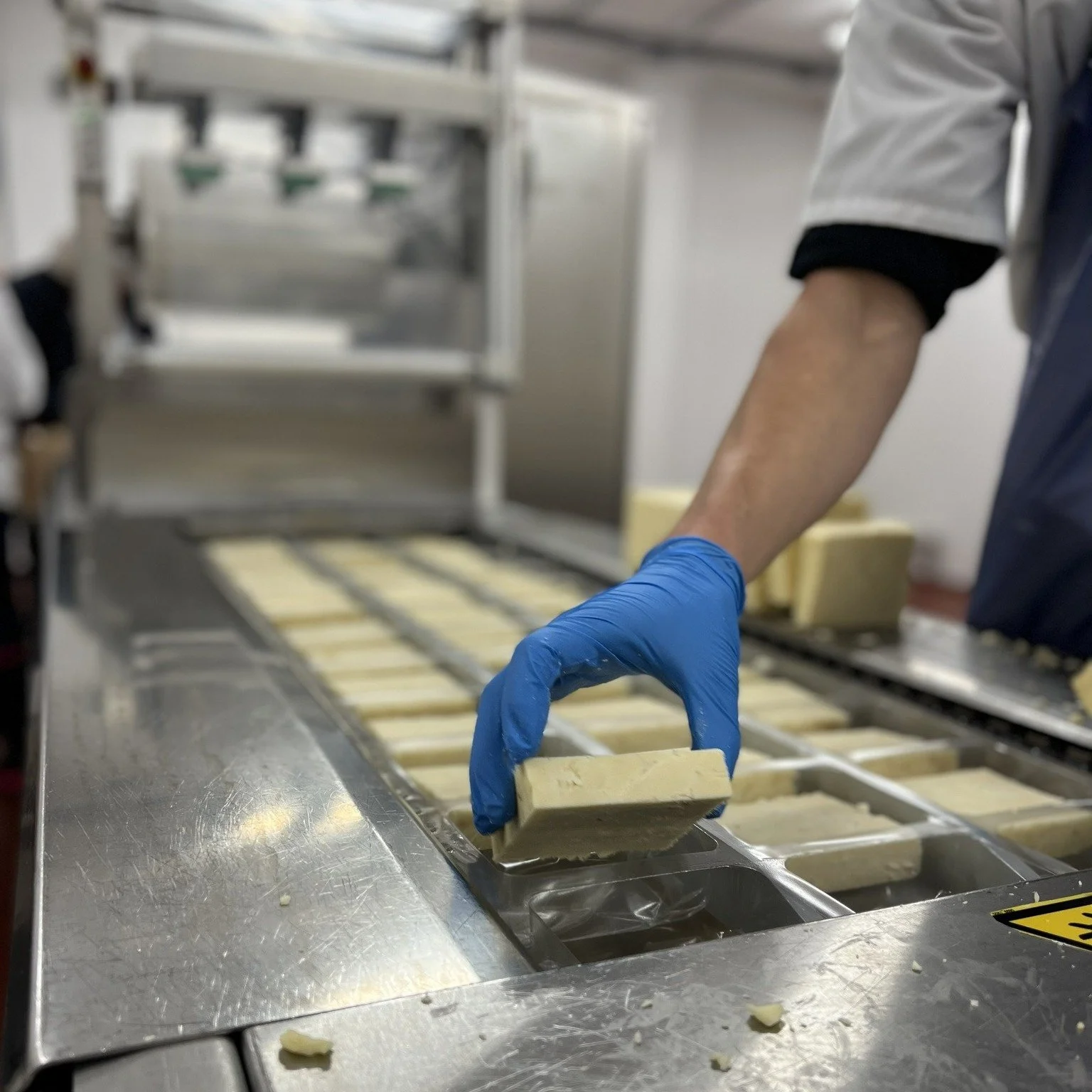 Here&rsquo;s a little peek behind the curtain&hellip;
You see the cheese being made&mdash;but that&rsquo;s only the beginning. From the vat, it moves through a whole journey: aging, cutting, packaging, and shipping before it ever lands in your deli c