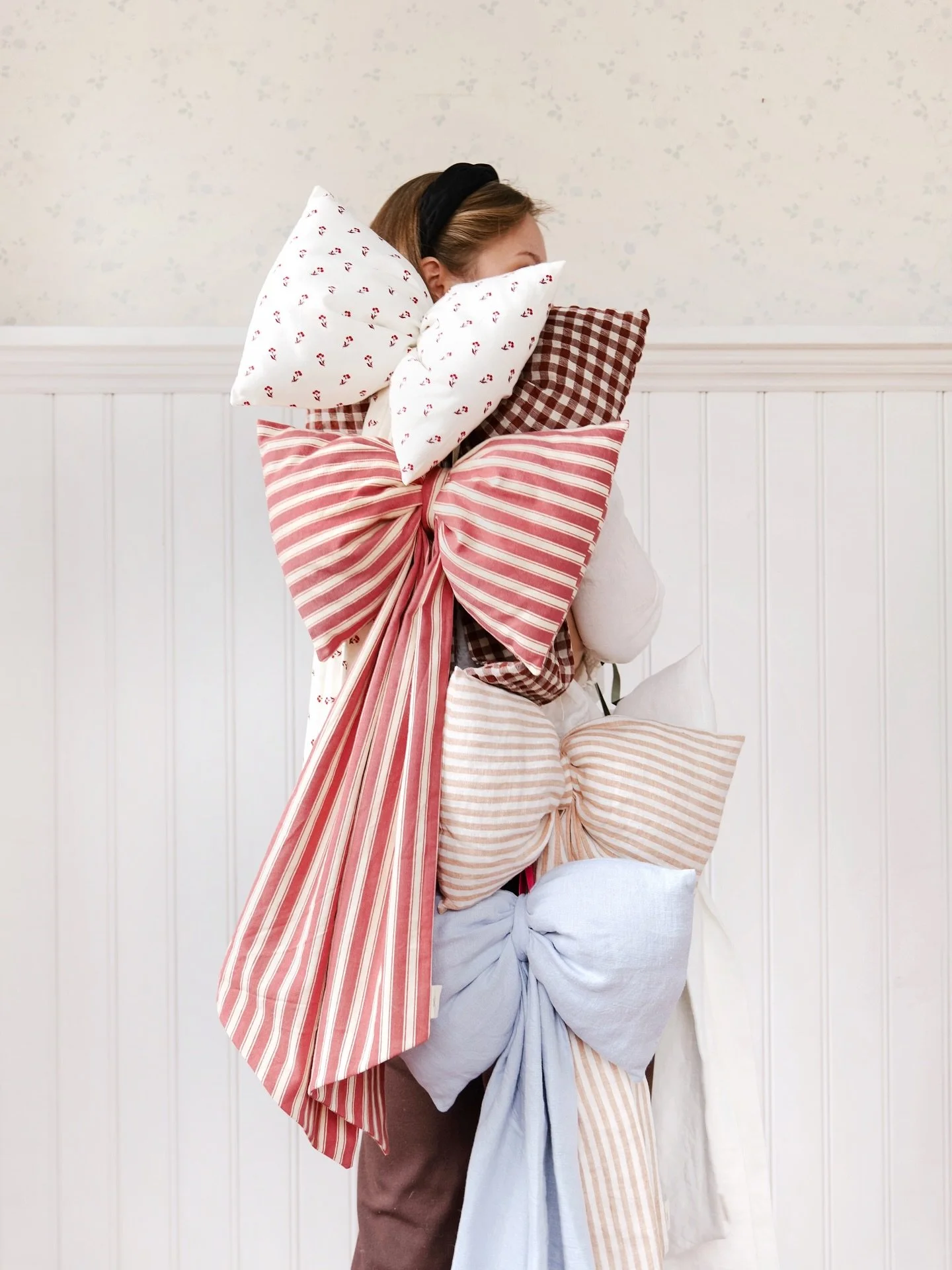 This Sunday | 23.11. ✨

Okay you lovely lot, set your alarms for 10:00 this Sunday! Pretty bows, festive stockings and other handmade favourites are landing on thingsdelighted.com.

I&rsquo;ve given the bows a small refresh, added some beautiful new 