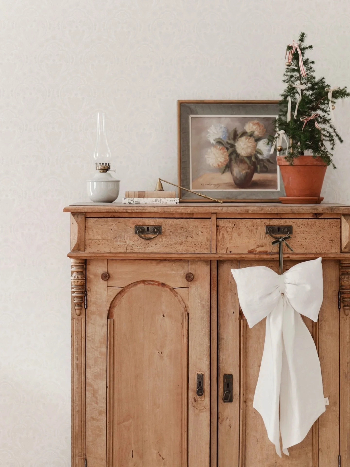 This year I photographed the Christmas collection in my dear friend&rsquo;s home, a place where the light is soft, the tea is warm, and Christmas excitement is mutual. Thank you for opening your doors for me @bjorkkullankoti ✨🫶🏼

__
#thingsdelighte