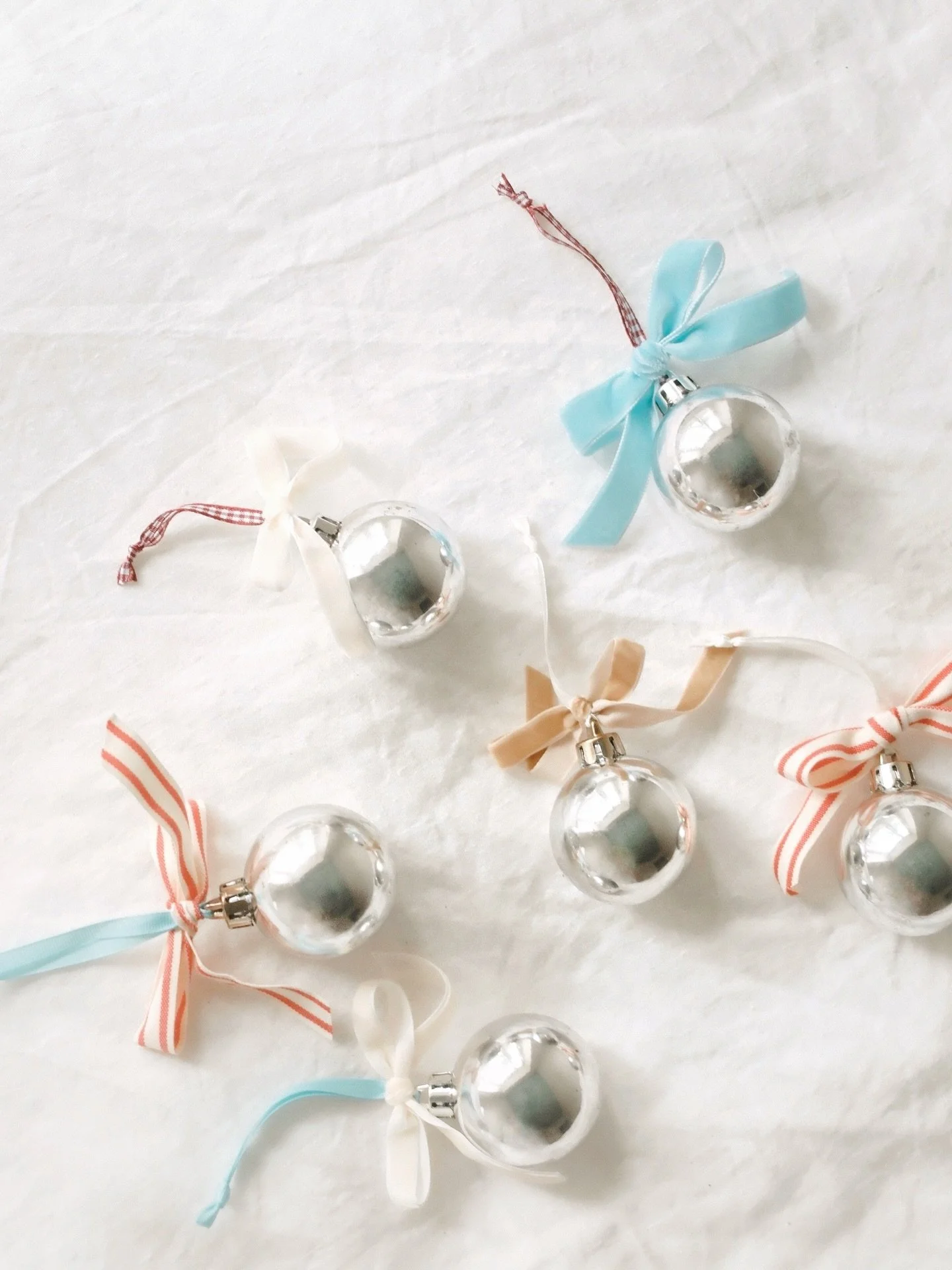 Past few days through my camera roll 🤍

1. This year I wanted more minimal Christmas tree ornaments, so I bought some second-hand baubles from Fida and added bows to them. Cute, right?
2.-3. Christmas wreath in the making
4. Another Christmas DIY. S