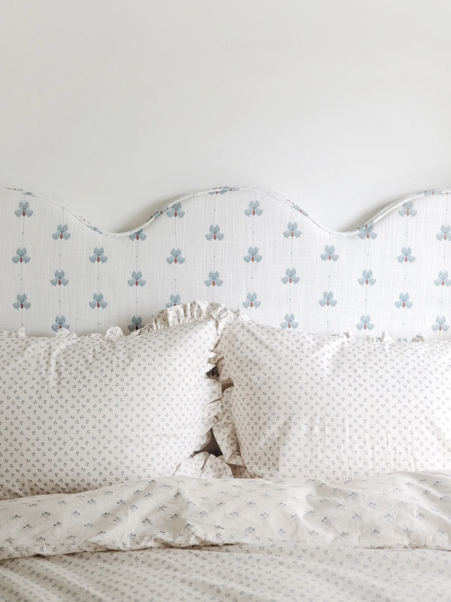 Spring has arrived at home, which called for a little bedroom refresh ☁️

The headboard is finally in place, bringing so much cosiness to the room. I also found some dainty new sheets and sewed a bed skirt from a cotton/linen mix tablecloth.

&amp; t