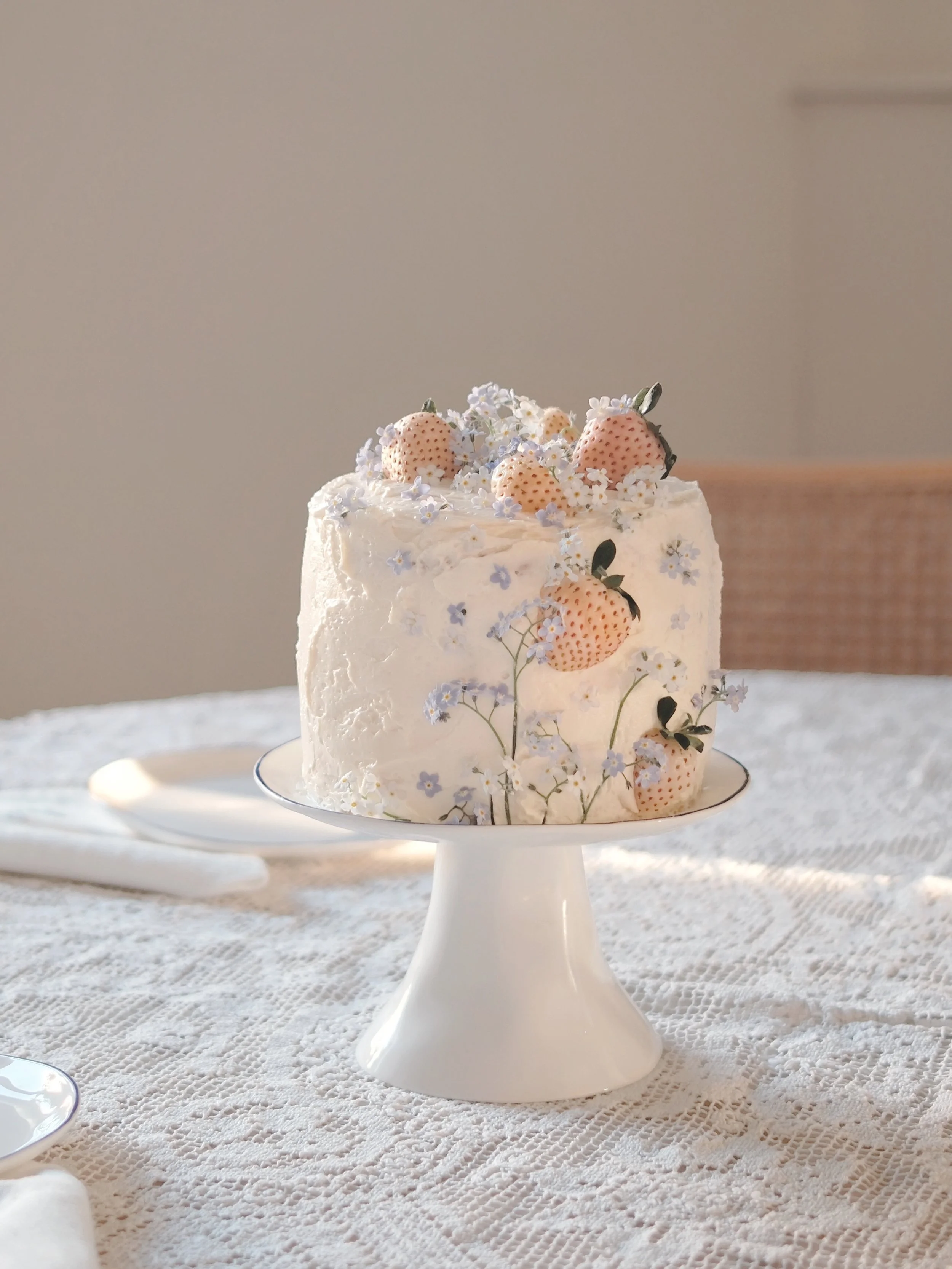 Strawberry cake has been part of my birthdays for as long as I can remember. This year I gave it a different look, but the essentials remain the same: layers of vanilla cake, strawberries, and lots of cream 🍓

__
#thingsdelighted #strawberrycake