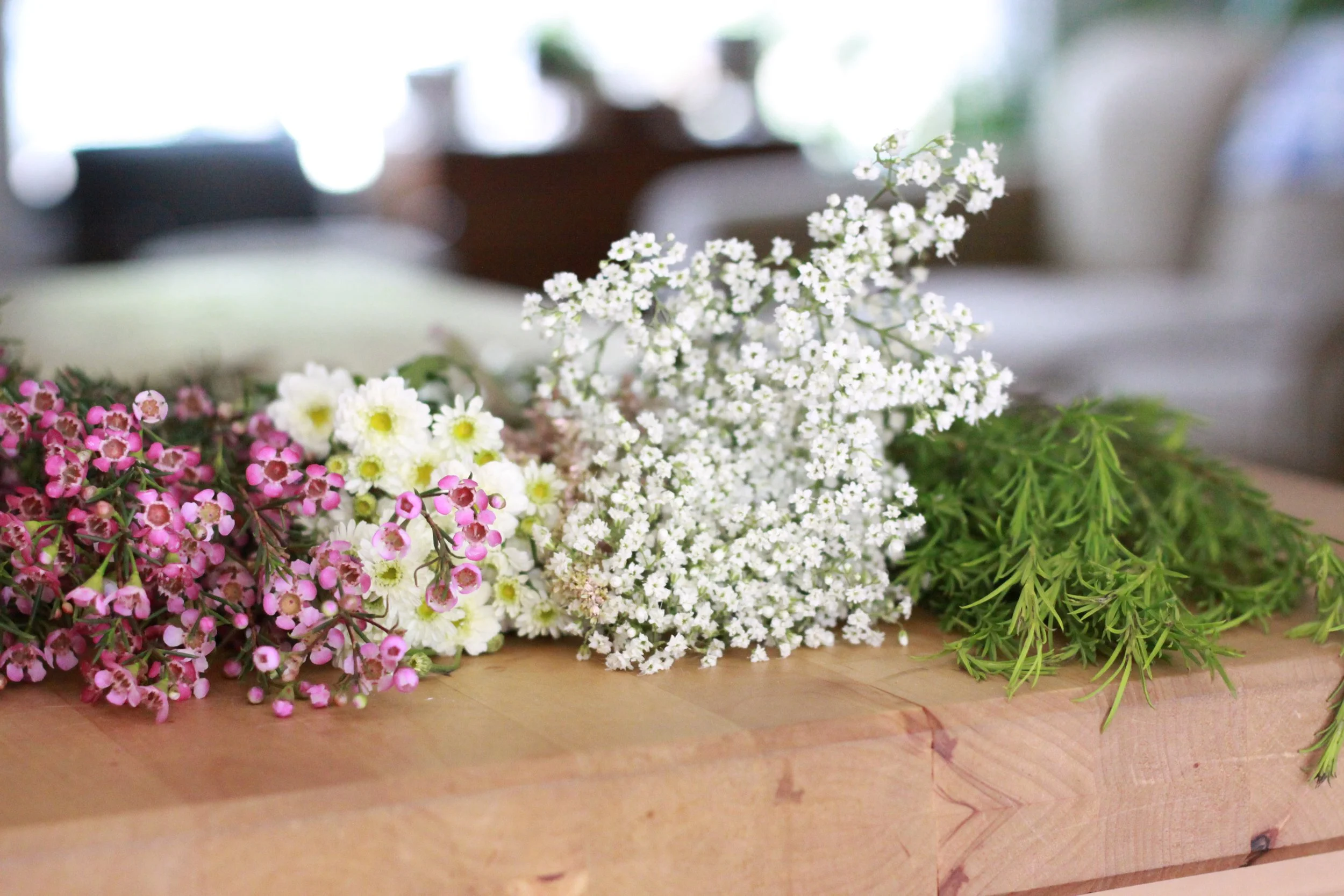 Seasonal flowers were thoughtfully selected as part of the evening’s larger story. Dried in advance and prepared as guest keepsakes, the blooms became a small reminder of the experience long after the gathering ended.