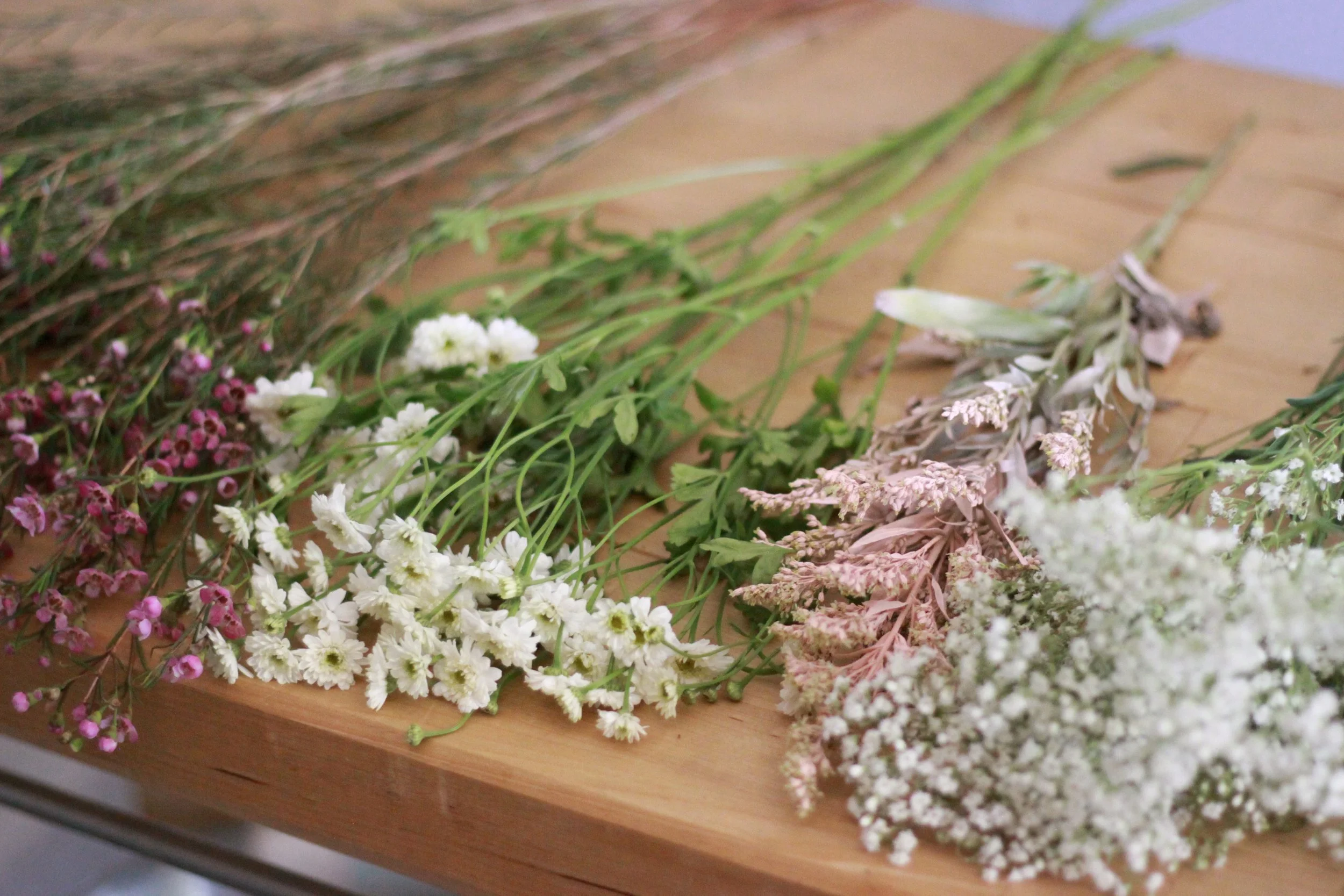 Fresh flowers became something more than a moment of beauty. Carefully dried and included into ribbon-wrapped envelopes, they became a tangible reminder of the evening’s theme: what we choose to preserve and carry with us.