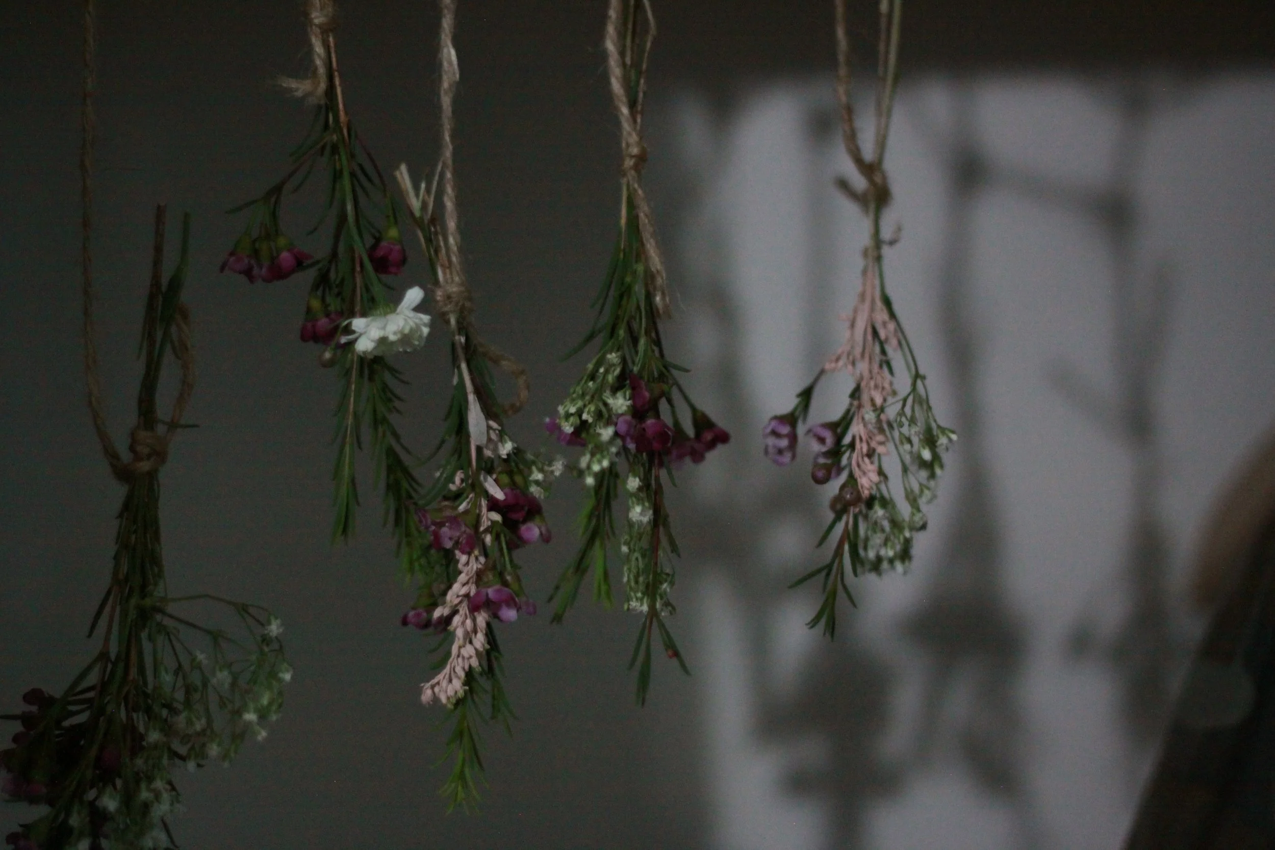 Two weeks before the gathering, selected flowers were dried and preserved to become part of each guest’s keepsake. A simple botanical detail designed to carry the memory of the evening forward.