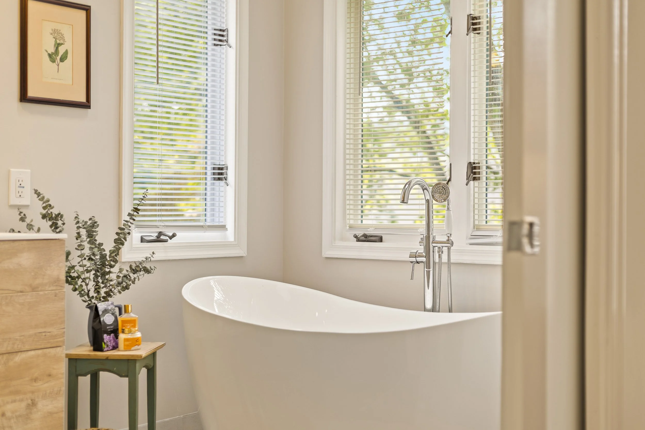 Bright bathroom photographed by a Martinsburg WV real estate photographer