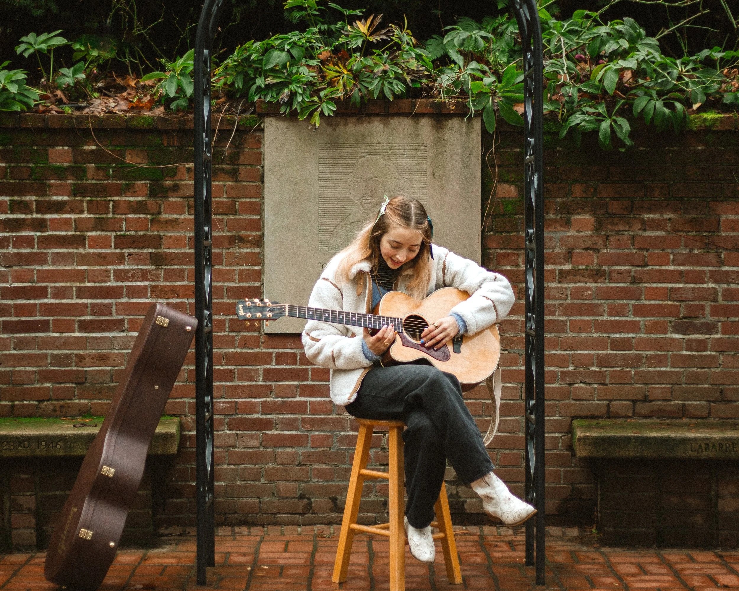 Live Music: Maggie Ray