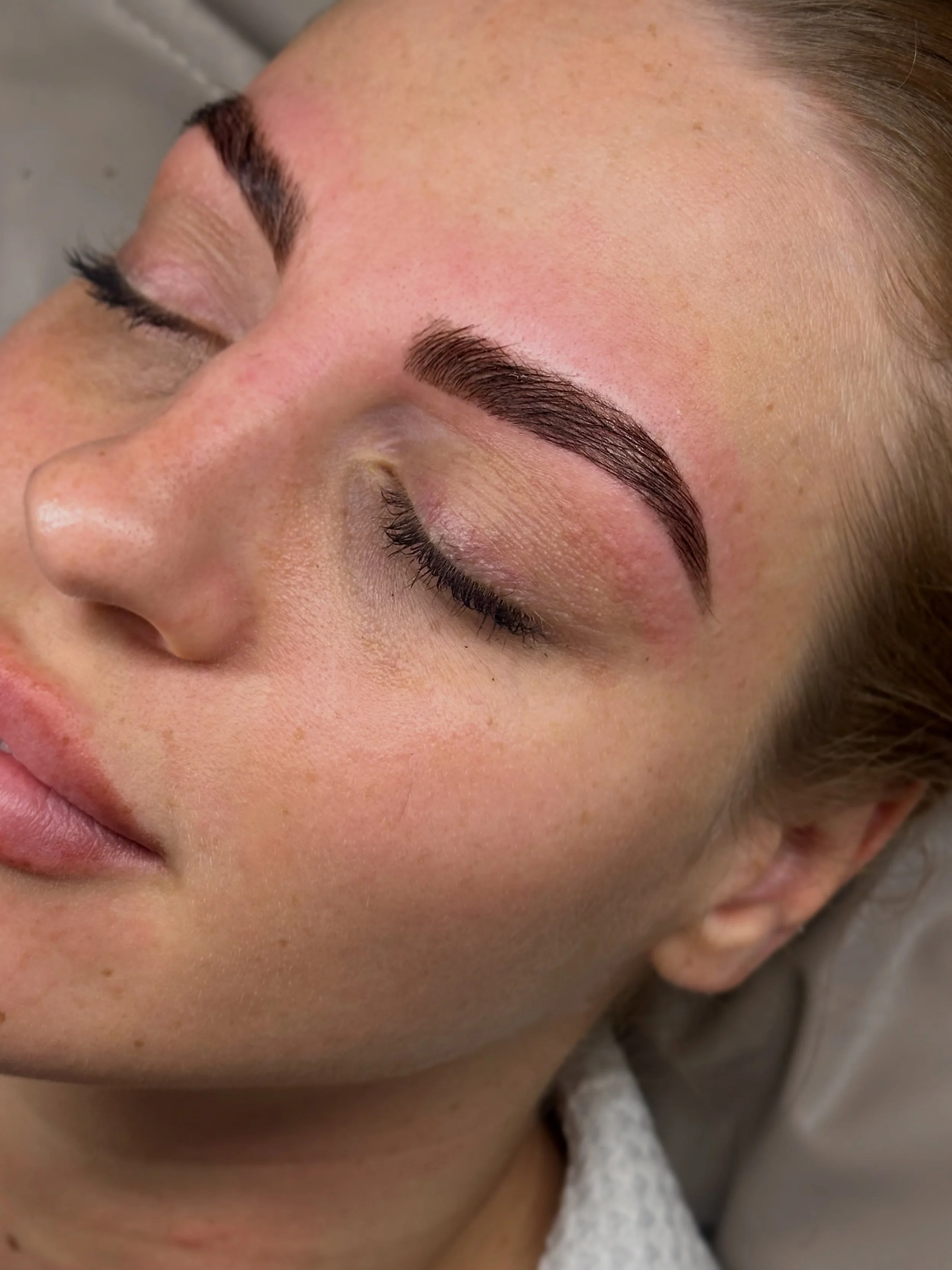Stunning hybrid brow tint &amp; wax 🩷 co-created with my girl @bymilliesalon 

Hybrid Brow Tint colours both the hairs and the skin to create a fuller, more defined brow that looks like you&rsquo;ve already filled them in. Expect results to last up 