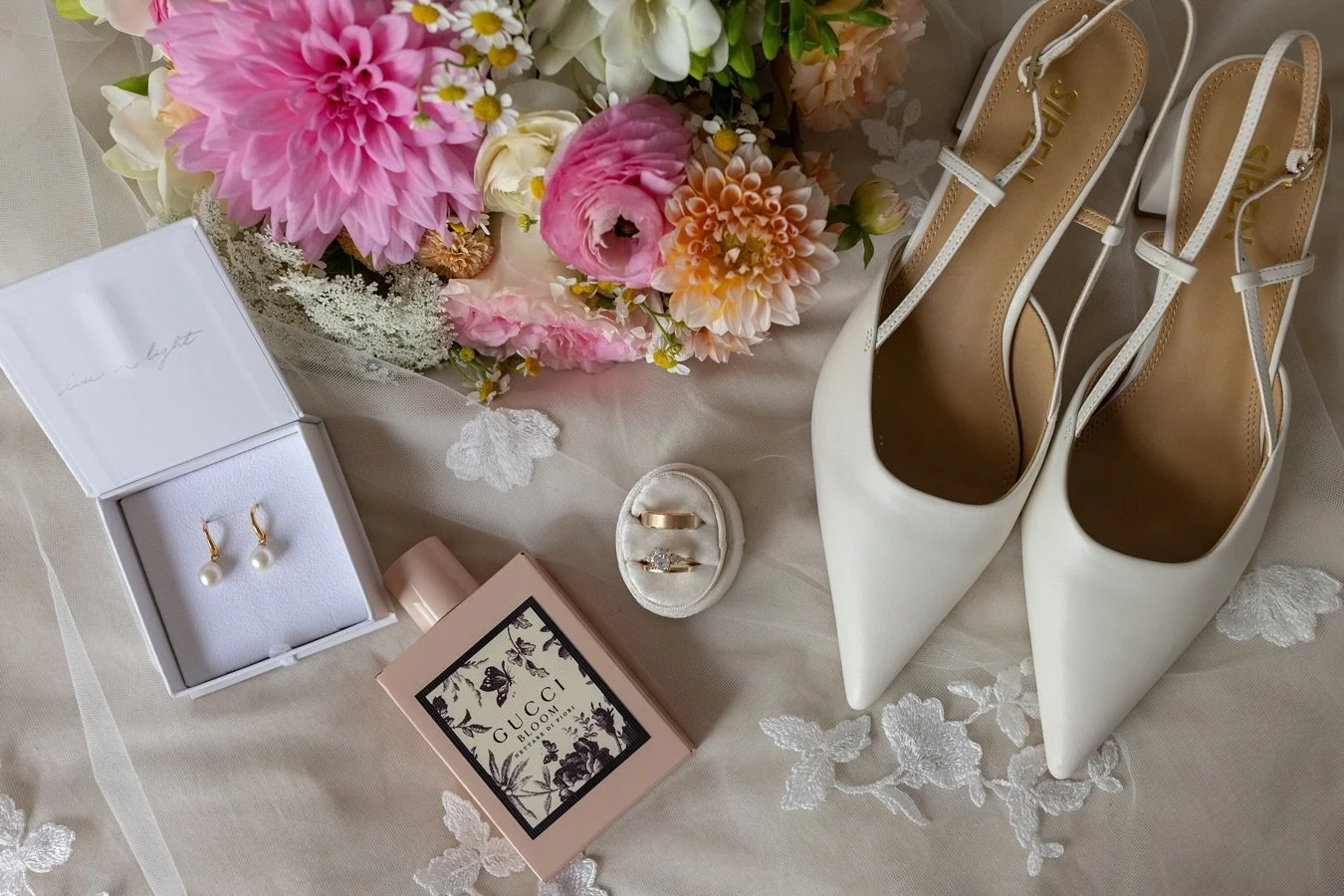 Details 💫✨

Blooms @booandbosblooms 

#rings#bridaldetails#bridalbouquet#bellingenweddings&thinsp;#coffsharbourweddingphotographer#yambaweddingphotographer#nambuccaweddingphotographer#bellingenweddingphotographer