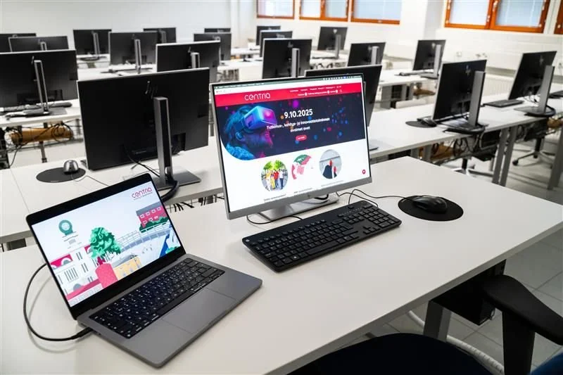 IT_classroom_teacher_s_desk_93482ae4db.jpg