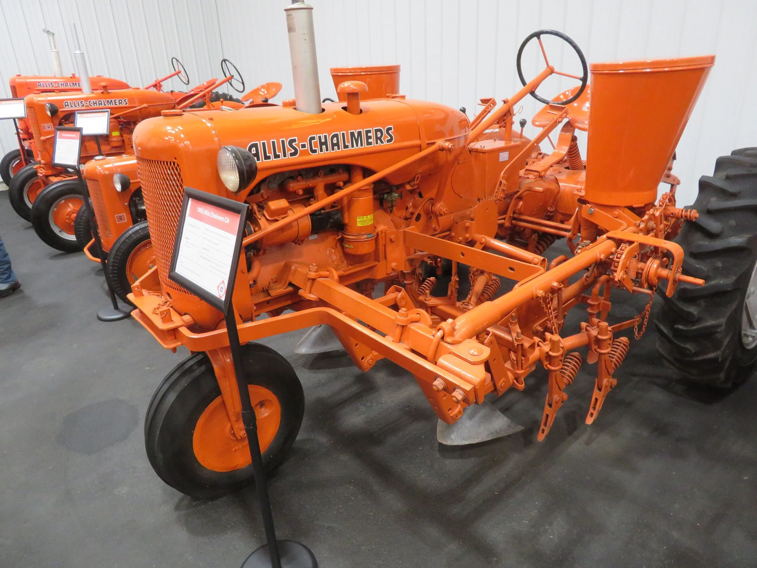 1952 CA - Sngle Front Wheel & 2-row 40" fertilizer.