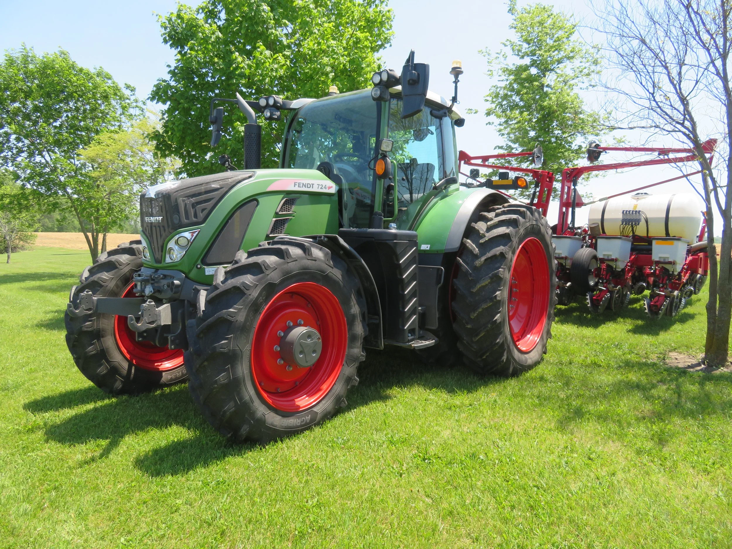 Fendt 724 w/planter.