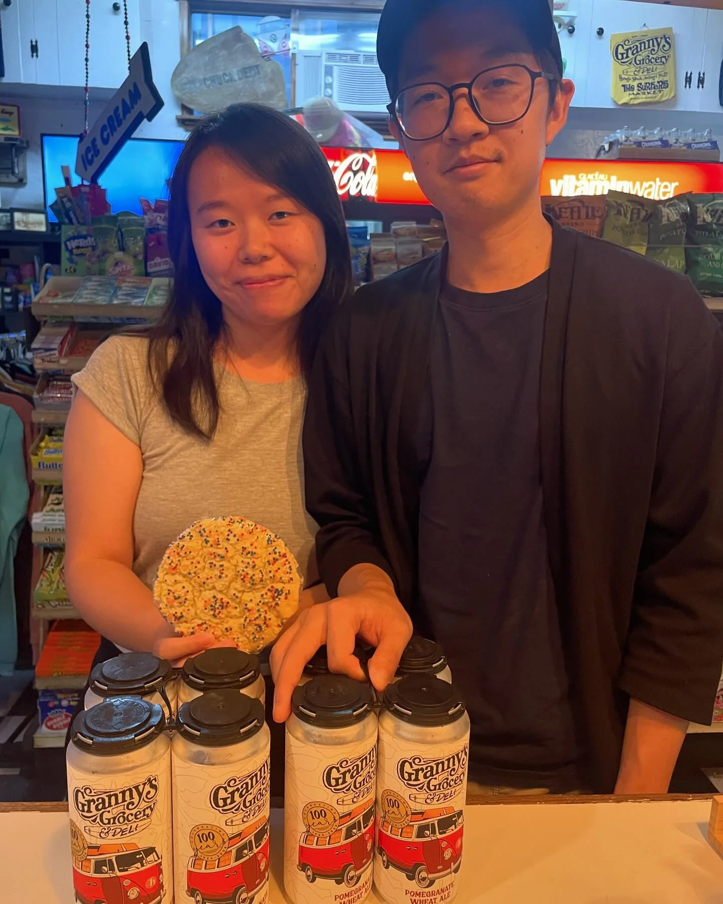 L🩵VING the local love! thank you for supporting @gail_chelebian of BIG G baked goods, @hermosabrewingco and @grannysdelihb