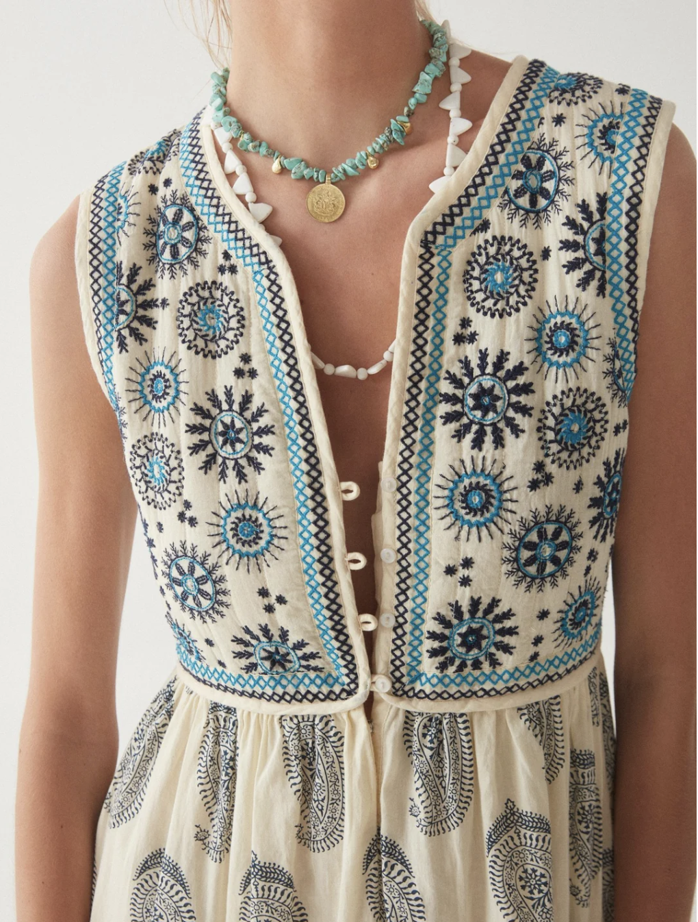 contemporary, bohemian fashion label that fuses effortless style with a laid-back, vintage spirit. Founded by passionate travellers, Amrit Balani and Samuel Macias, the brand epitomizes a life based on authenticity, freedom and joy.