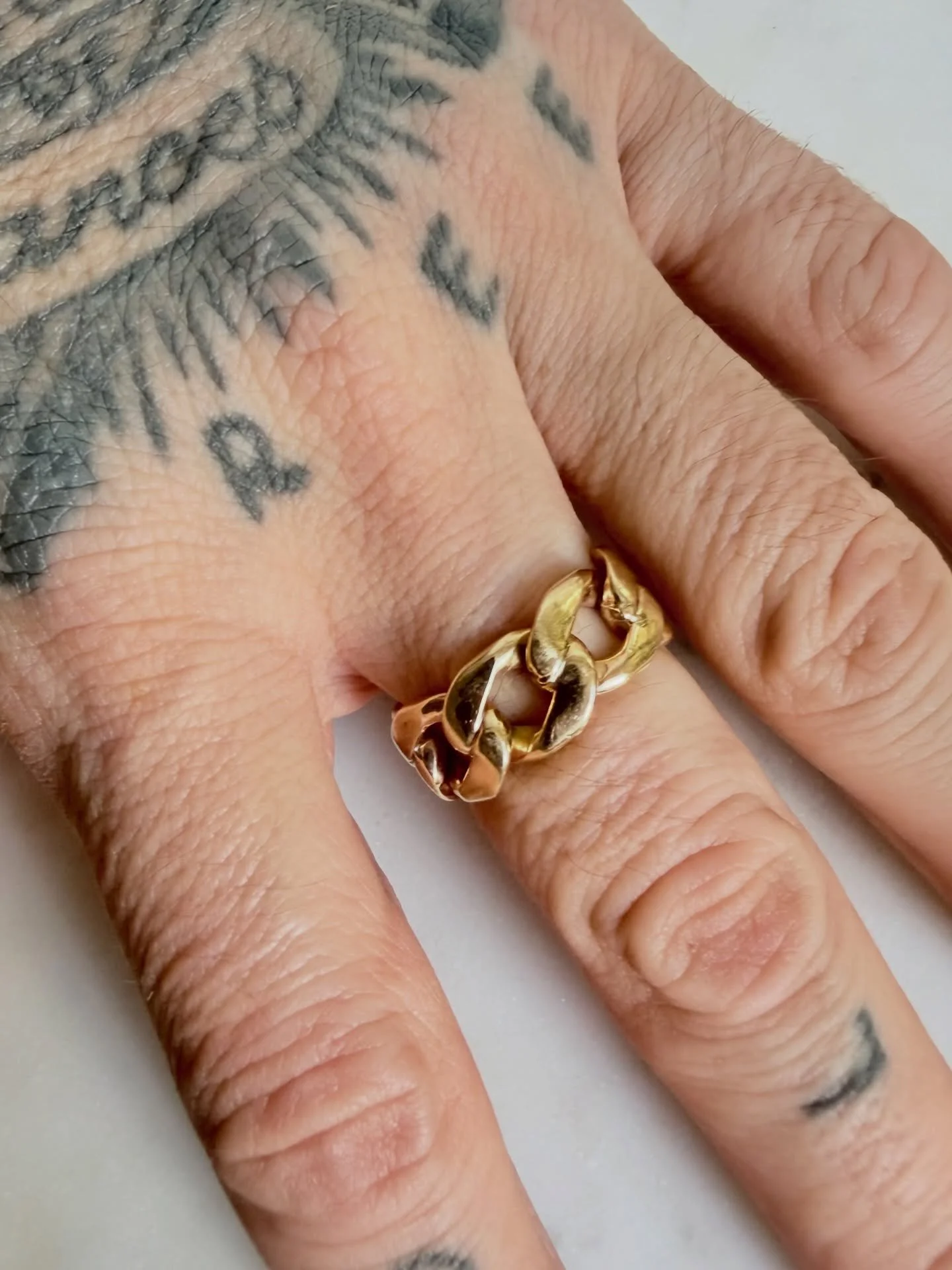 Who doesn&rsquo;t like a chain ring? This is a nice, solid 10K curb chain ring with a thick band. This is a very nice &amp; sturdy ring with a classic look! 

10K Vintage Solid Curb Chain Ring - 9.75

DM for Inquiry

#goldchainring #vintagechainring 