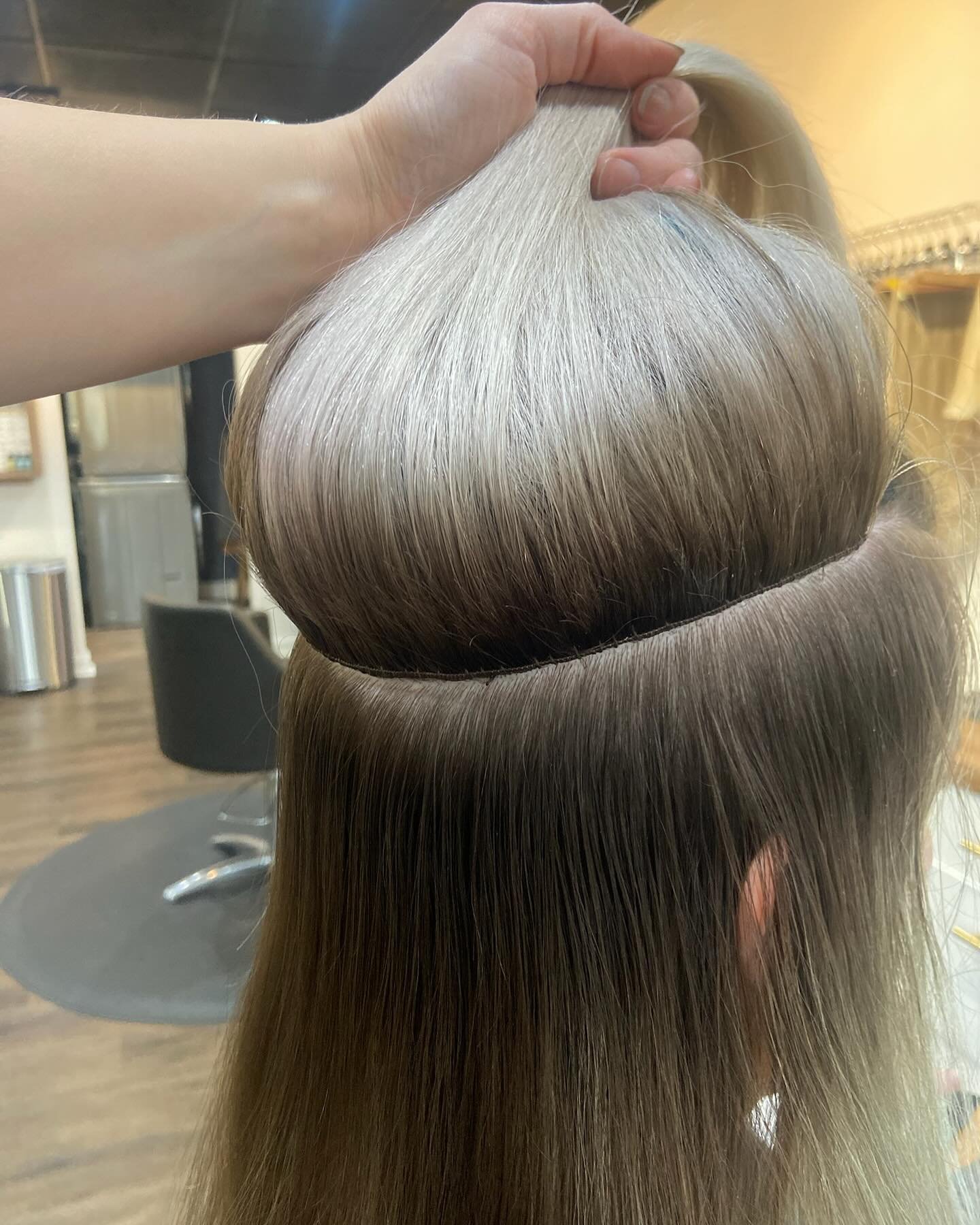 Flip up Friday! ☺️ @invisiblebeadextensions 

#hairbykellyfrindt #invisiblebeadextenaions #extensionartist #hairextensionscleveland #elonstudios #clevelandhaircolorist