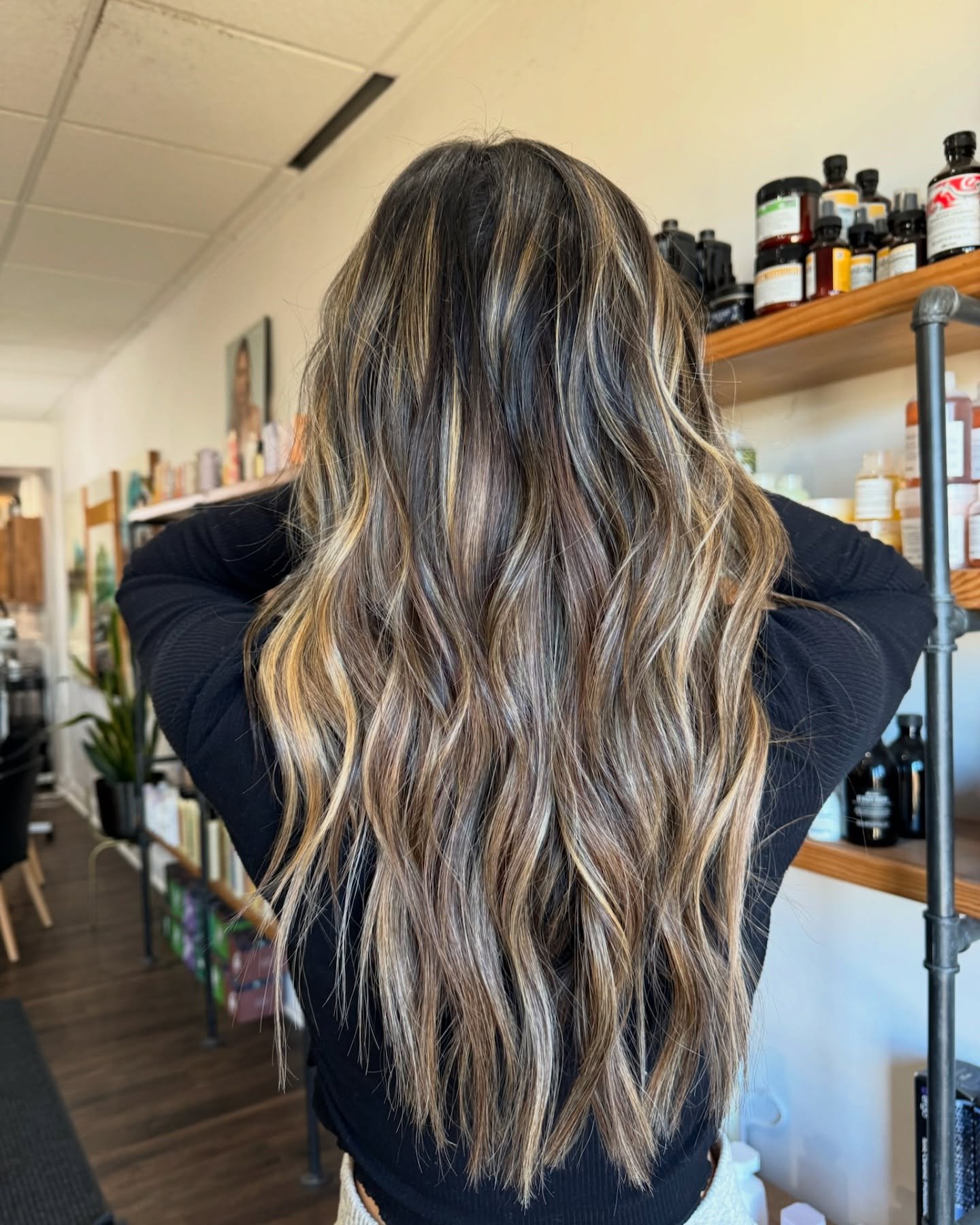 Swipe to see this gorgeous girls @invisiblebeadextensions before and after photos from all different angles! We added length, volume, and dimension with extensions and fresh color 🤎🤎

#invisiblebeadextensions #clevelandhairstylist #clevelandhairext