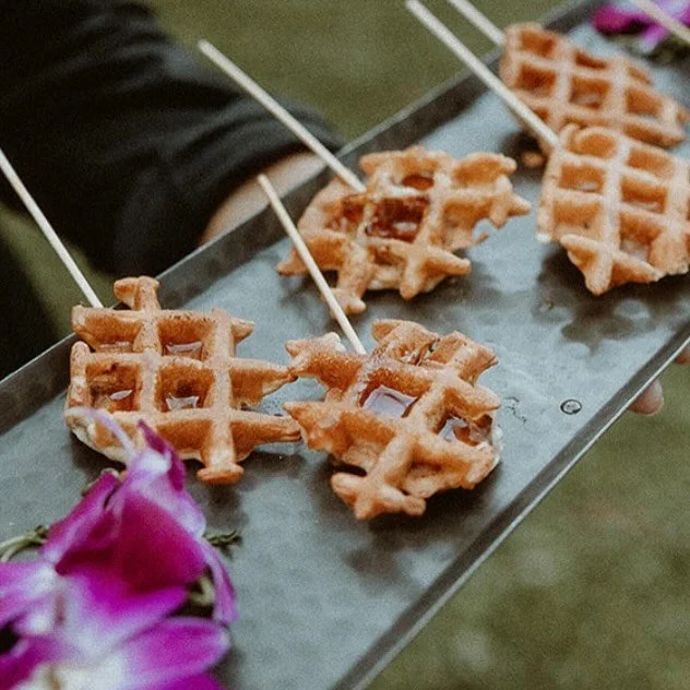 Steampunk wedding 🤝🏽 Chicken and Waffle Skewer with Hot Honey Drizzle 🐓
&bull;
&bull;
&bull;
Catering/Bar: @littlelilyskitchenla
Coordinator/Rentals: @3littlebirdseventplanning
Venue: @thecastlegreen
Photo: @ginaryanphoto 
________________________
