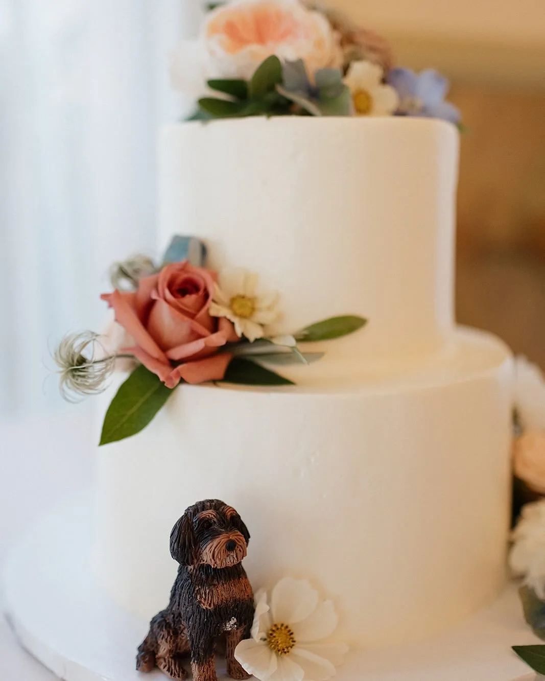 Personal touches on wedding day are a MUST 🐶🤩 We love this couple&rsquo;s reaction to this adorable cake 🍰✨
&bull;
&bull;
&bull;
Catering + Bar: @littlelilyskitchenla
Venue: @thecastlegreen
Planner: @clusterevents
Photo: @heathershanephoto
Florals