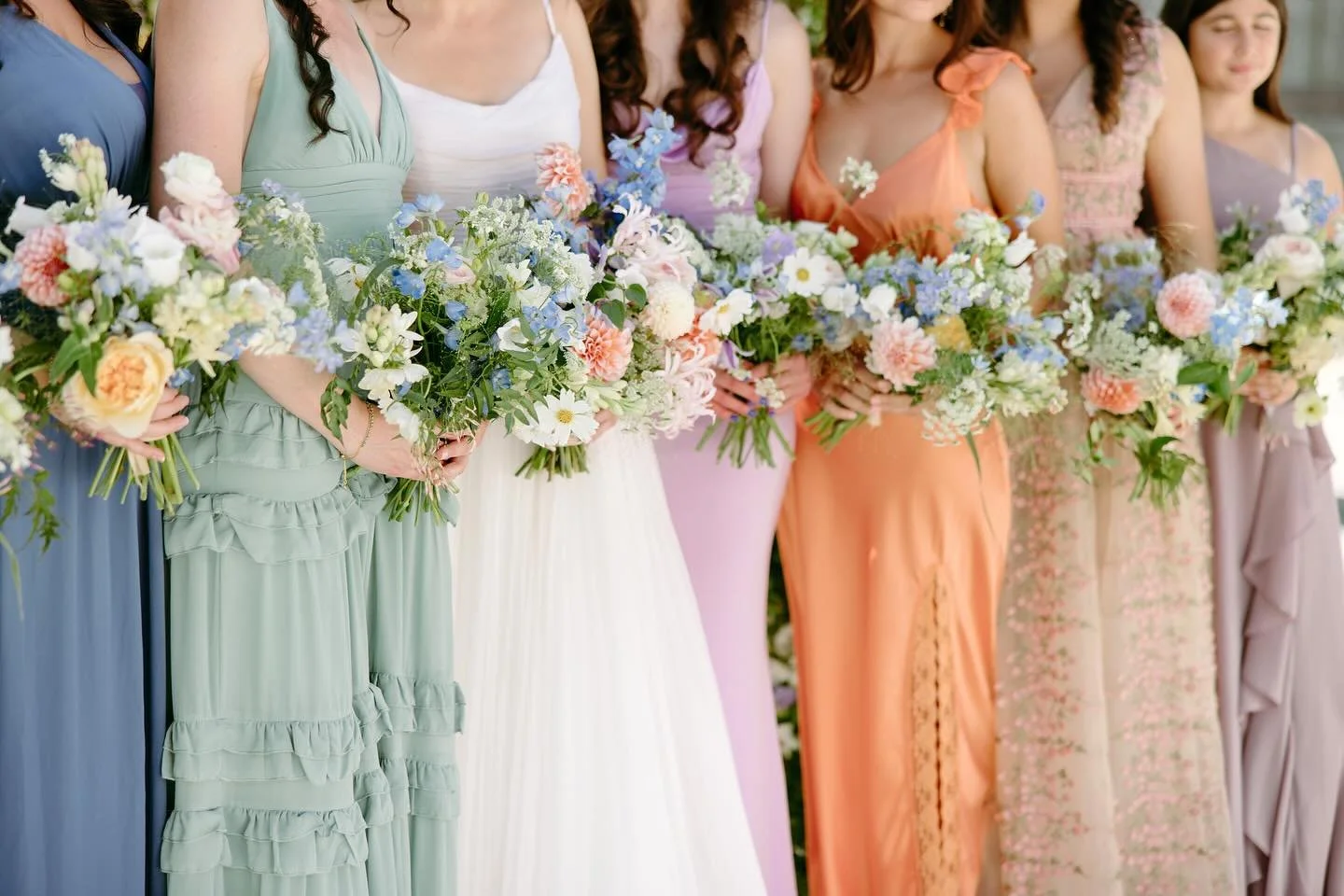 We just can&rsquo;t get enough of this color scheme 🎨🌈 executed perfectly in these beautiful pastel dresses and these amazing bouquets 🌼🤩
&bull;
&bull;
&bull;
Planner: @ps_plans
Photo: @nessietodd
Video: @amariproductions
Florals: @pilarfloral
Ve