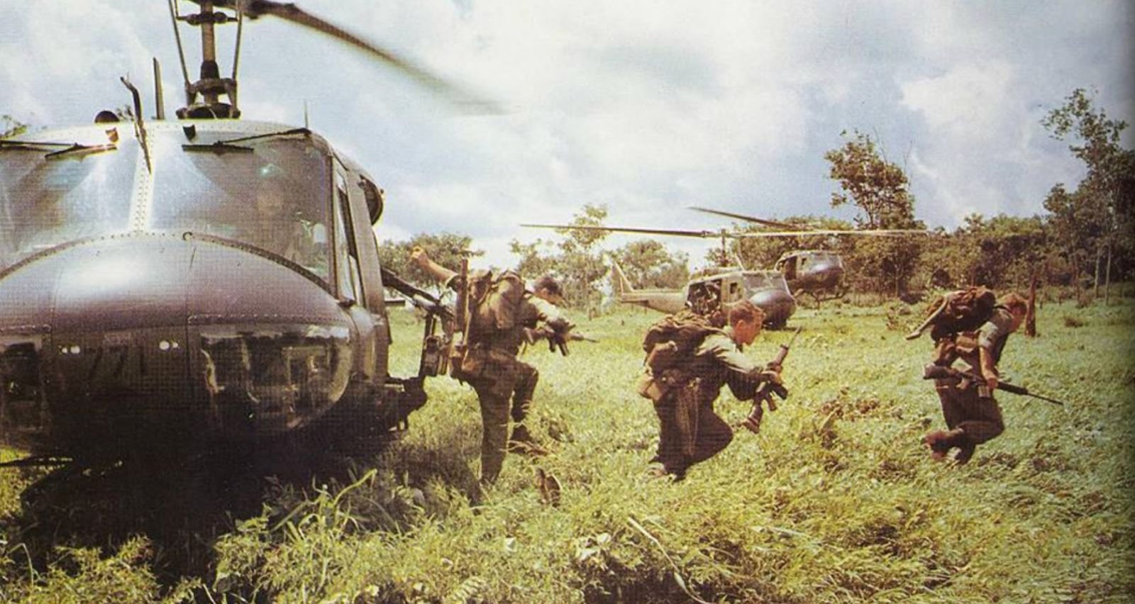  9th Squadron dropping troops off in the battlefield. 