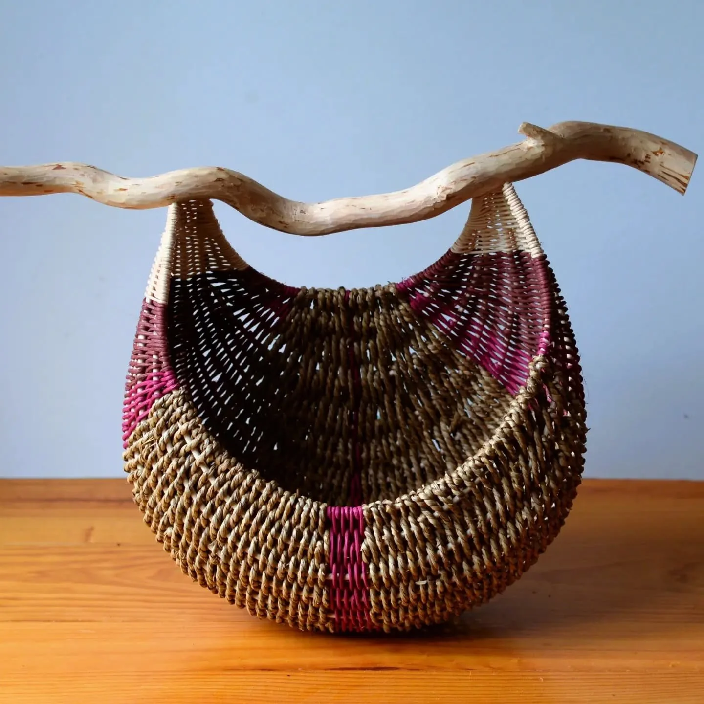Medium-sized wall basket with twisted branch handle. Hand-woven with rattan and seagrass 🌿

Now in my Felt store. Link in bio.
