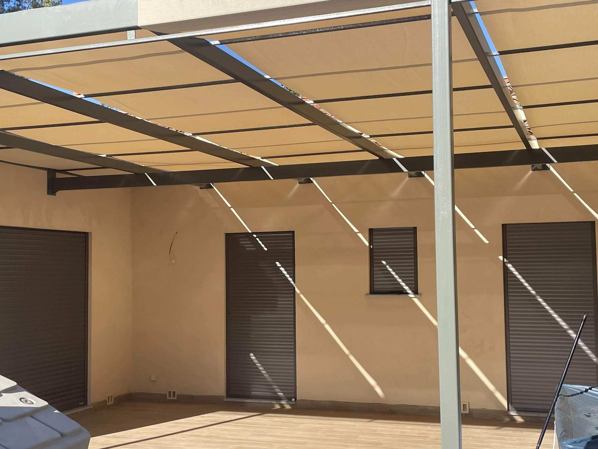Couverture Pergola toile chaine et trame micro-perforé - Solliès Toucas
