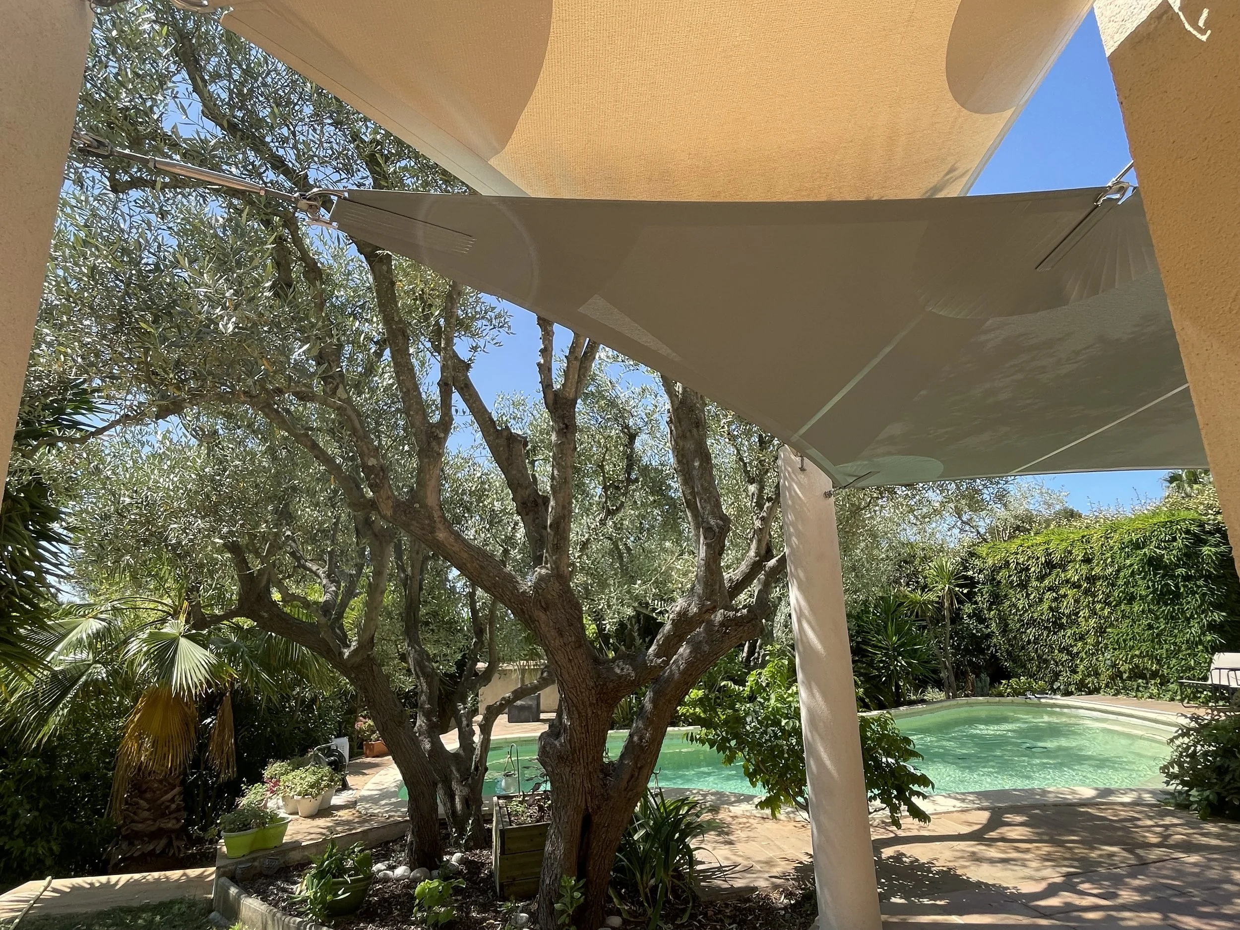Voiles d'ombrage sur mesure Six Fours les Plages Sanary sur Mer Bandol Toulon Le Pradet Hyères Carqueiranne La Cadière Le Castellet