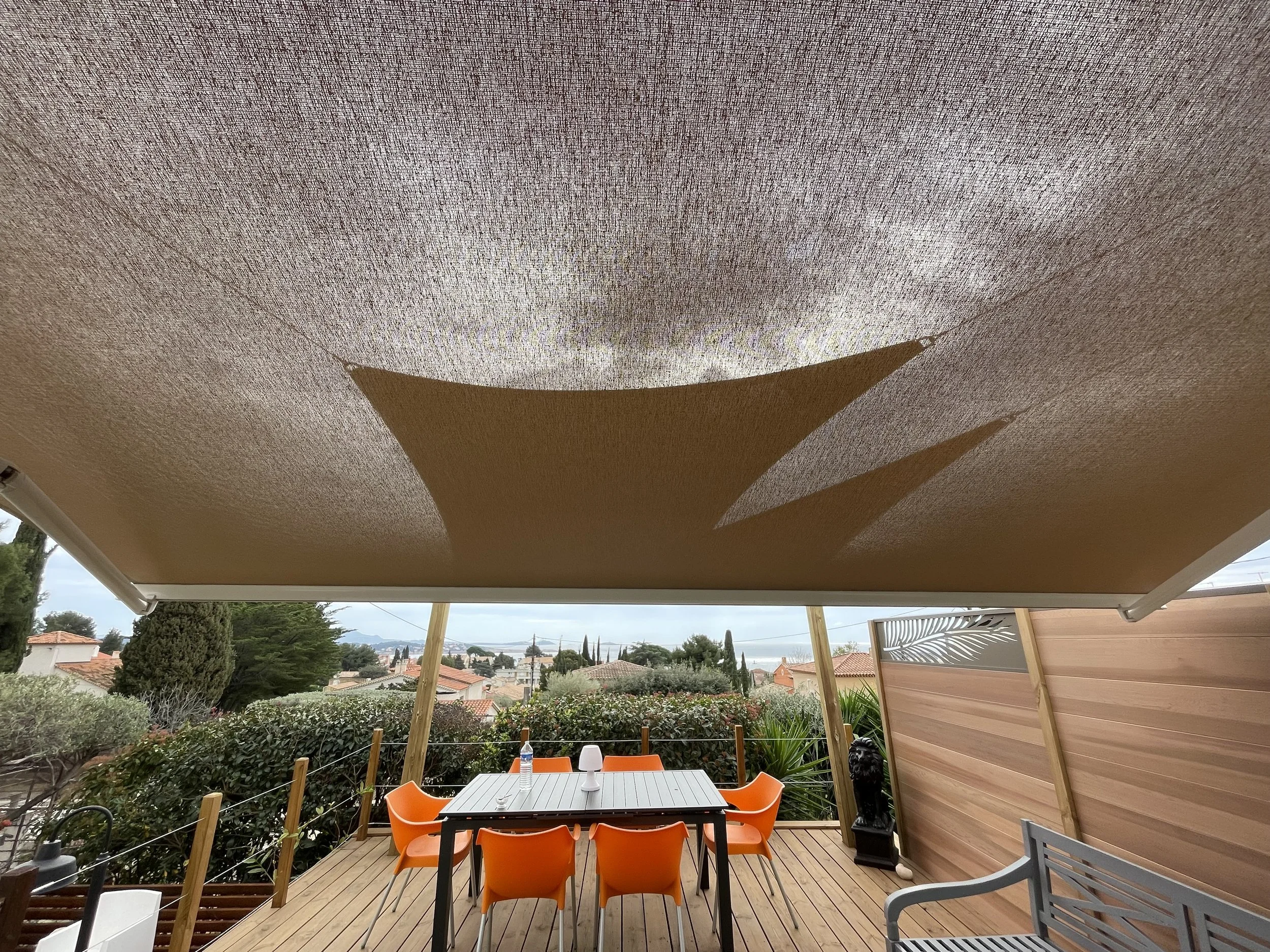 Oasis Ombrage -  Voile d'ombrage micro-perforée et store banne