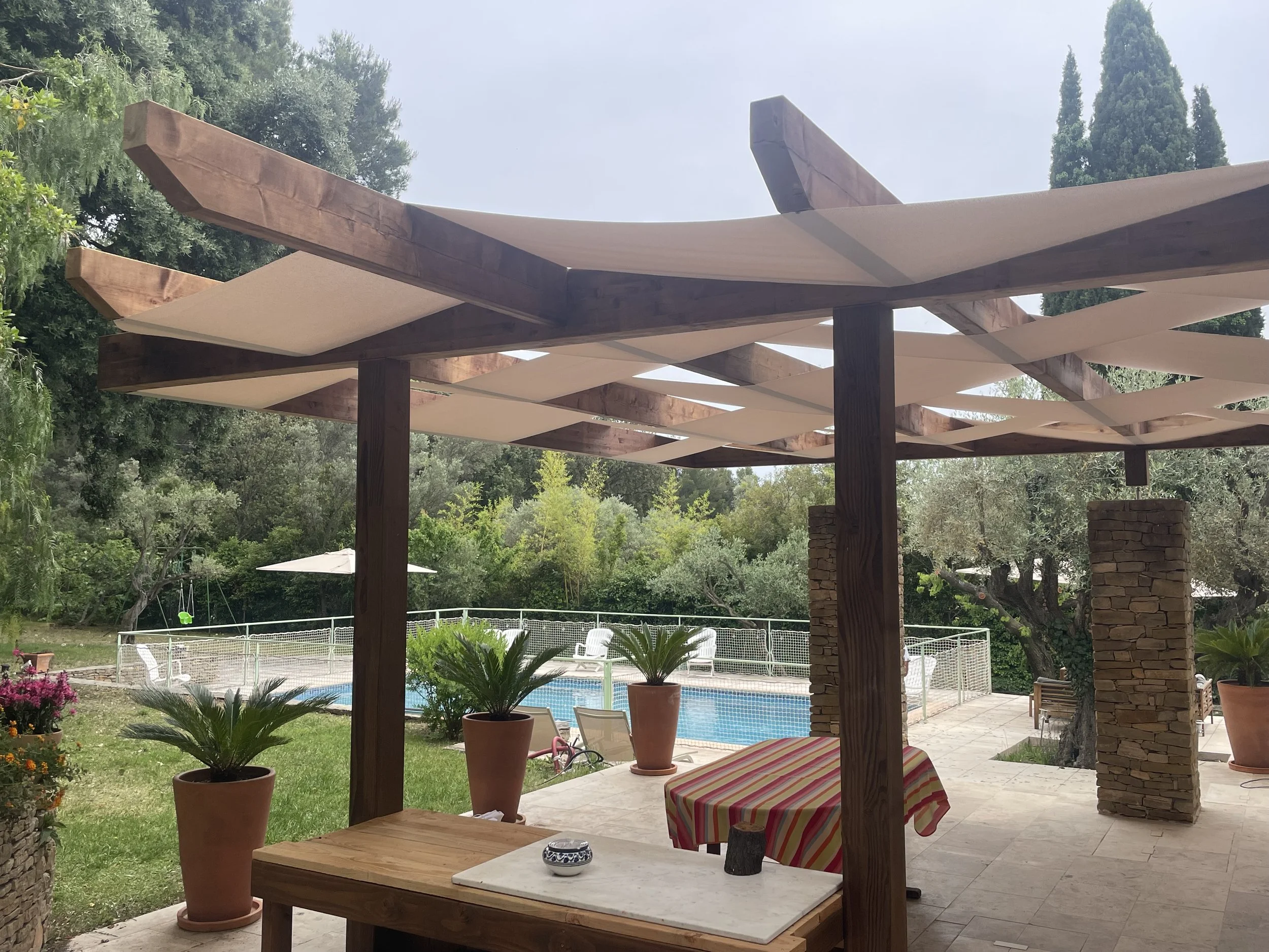 Structure d'ombrage concue sur mesure par Oasis Ombrage pour terrasse Sanary sur Mer