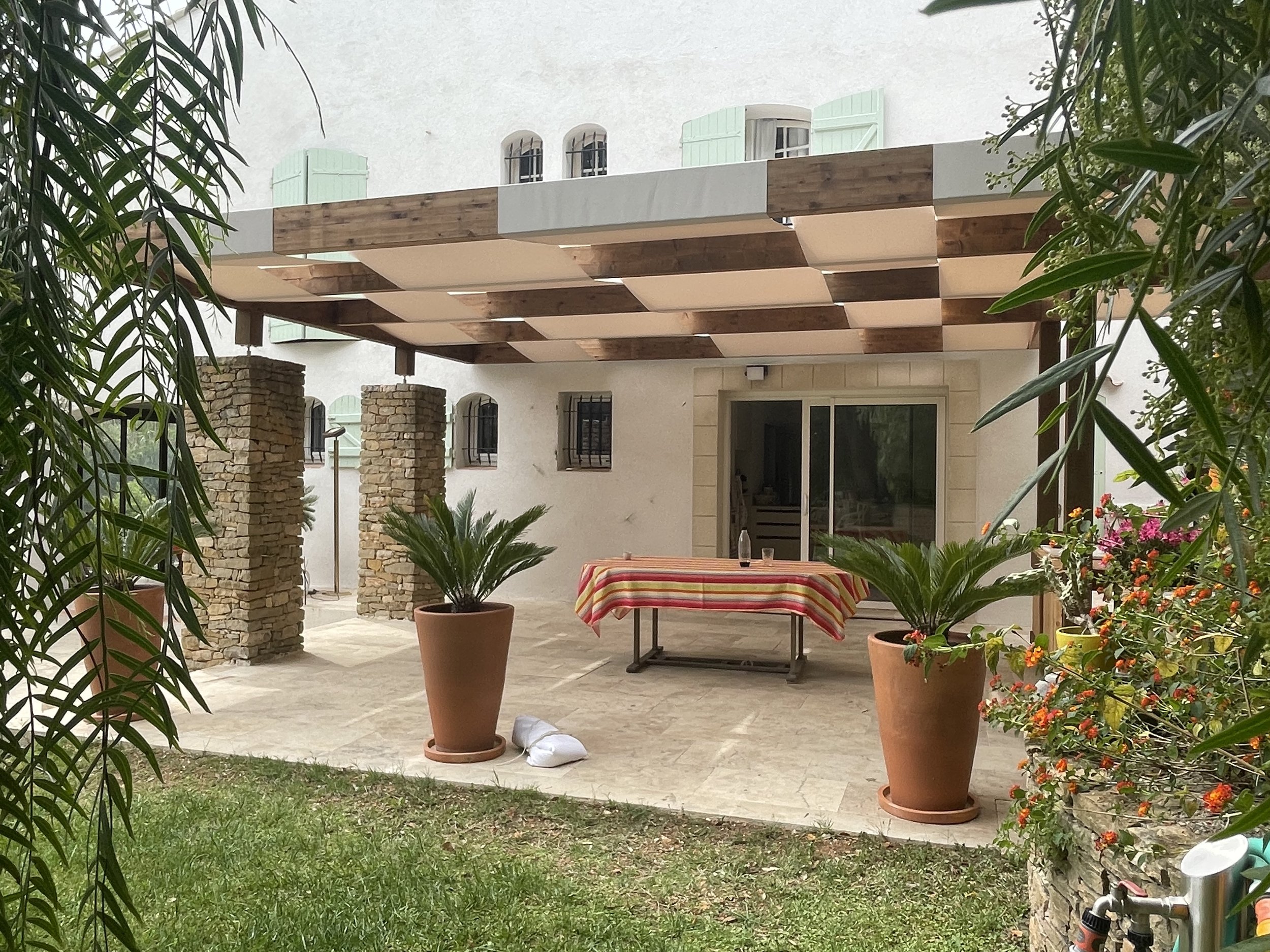 Projet d'amènagement de terrasse - conception de structure pergola et installation de toiles