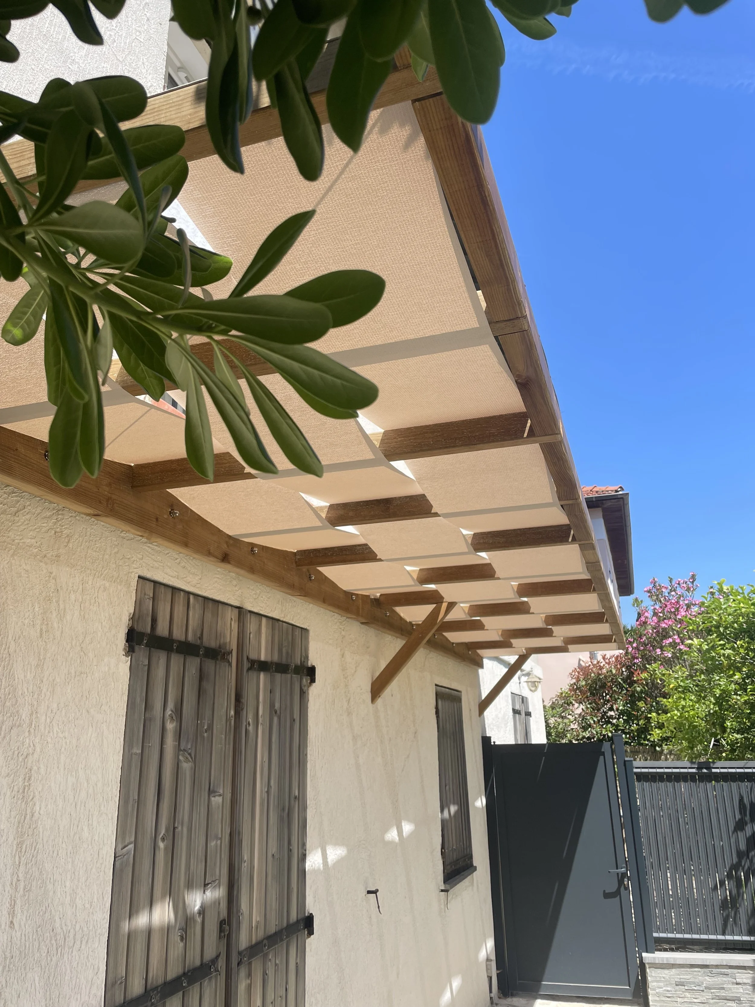 Couverture pergola bois bandes de tissu - Sanary sur Mer