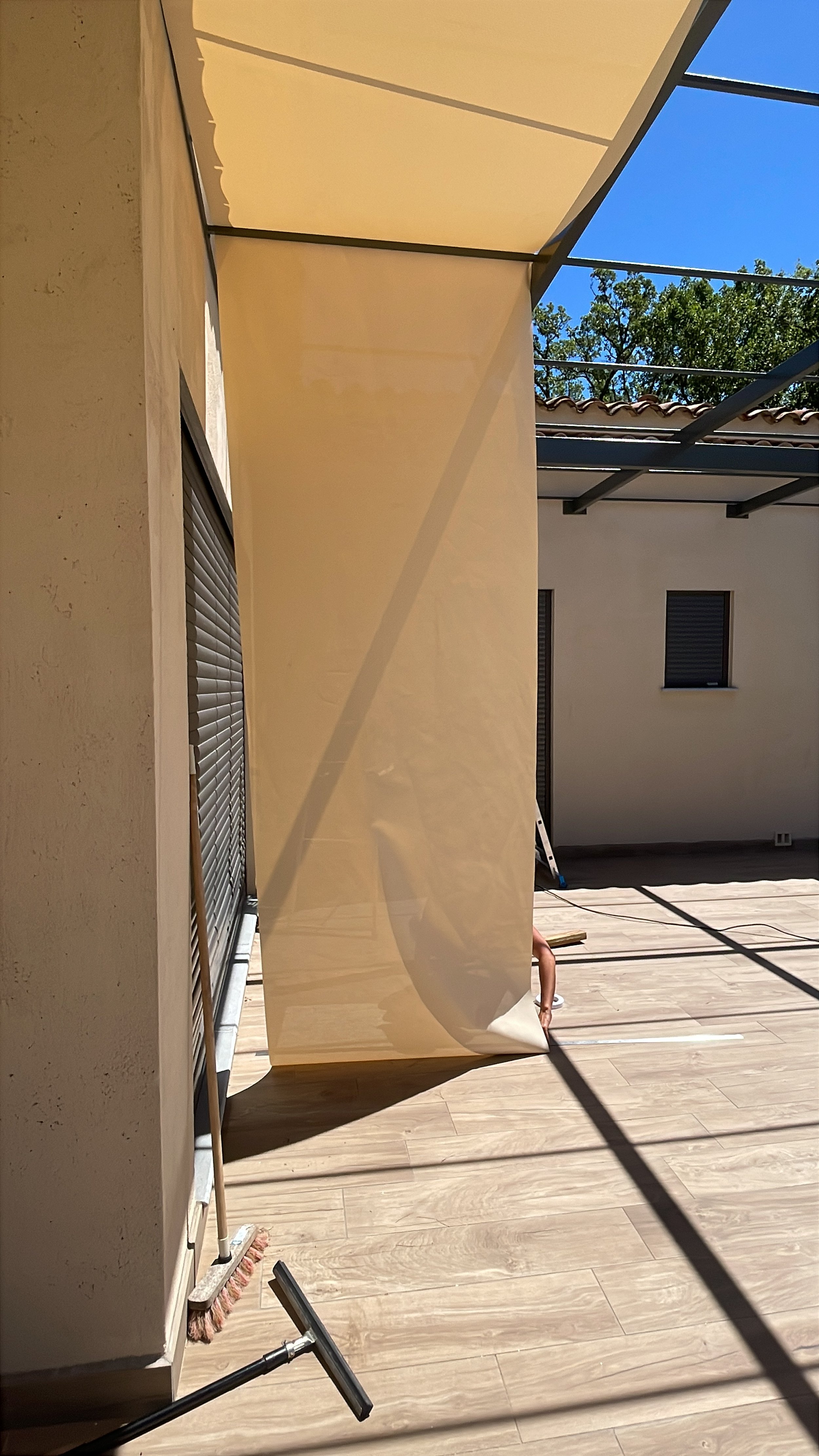 Installation d'une toile de pergola sur mesure