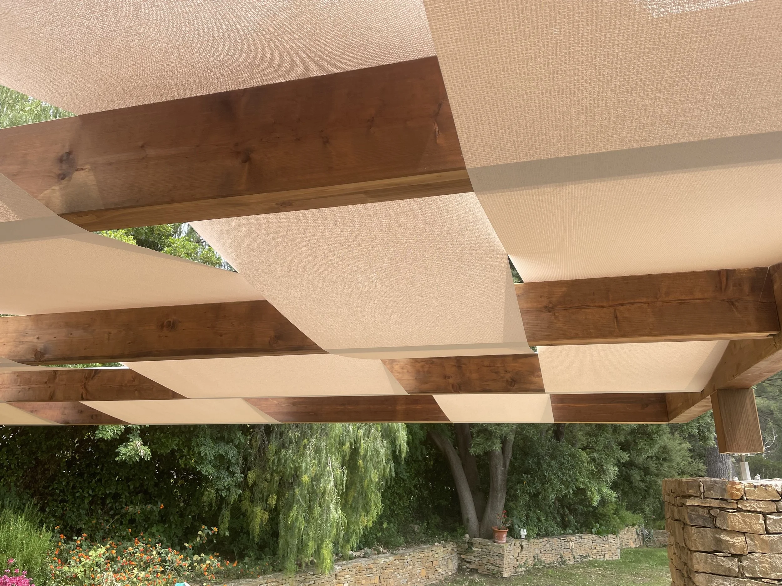 Structure bois avec bandes de tissu micro-perforé - Toulon