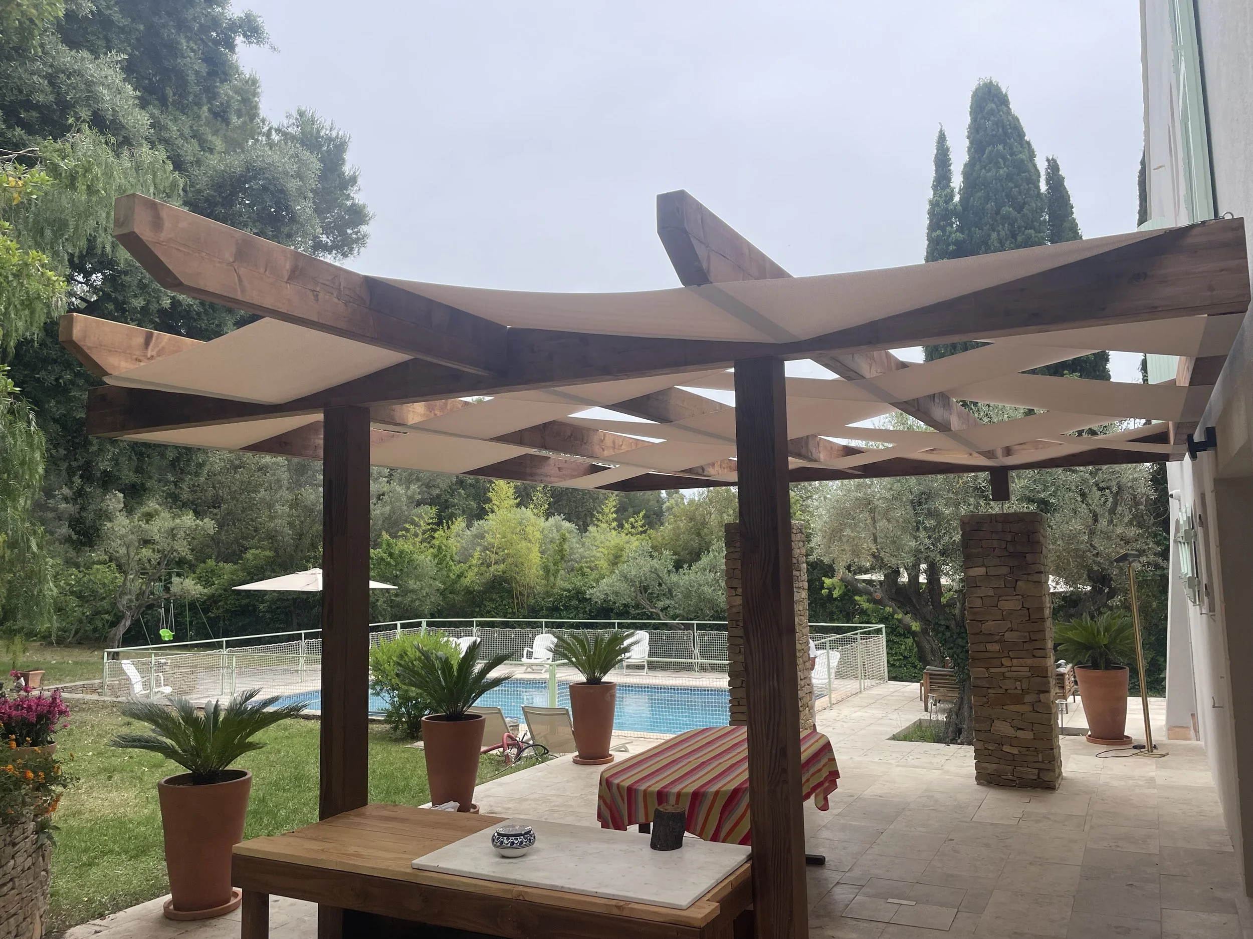 Couverture terrasse pergola bois chaine et trame à Sanary sur mer création Oasis Ombrage