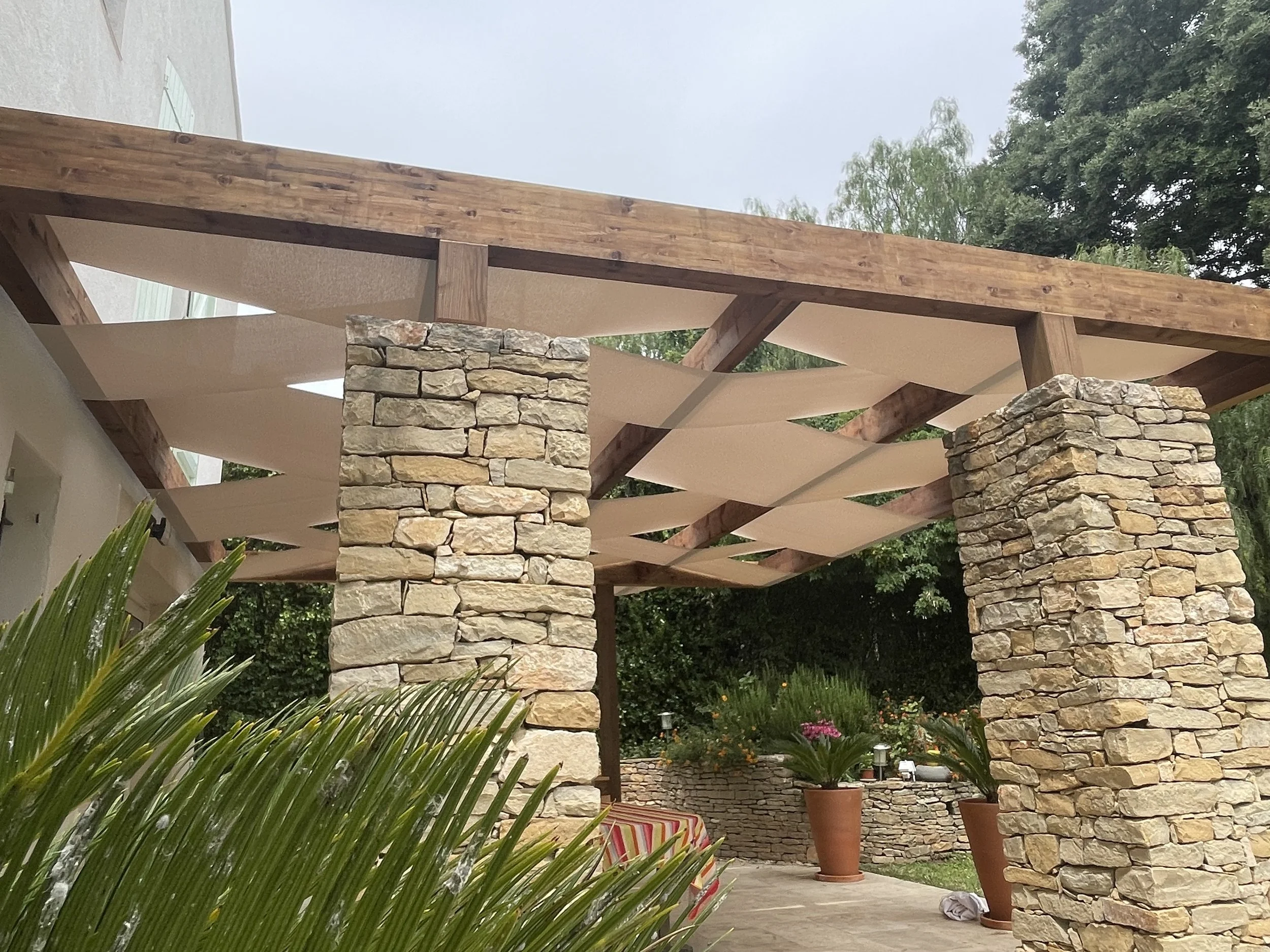 Couverture terrasse pergola bois chaine et trame à Sanary sur mer création Oasis Ombrage