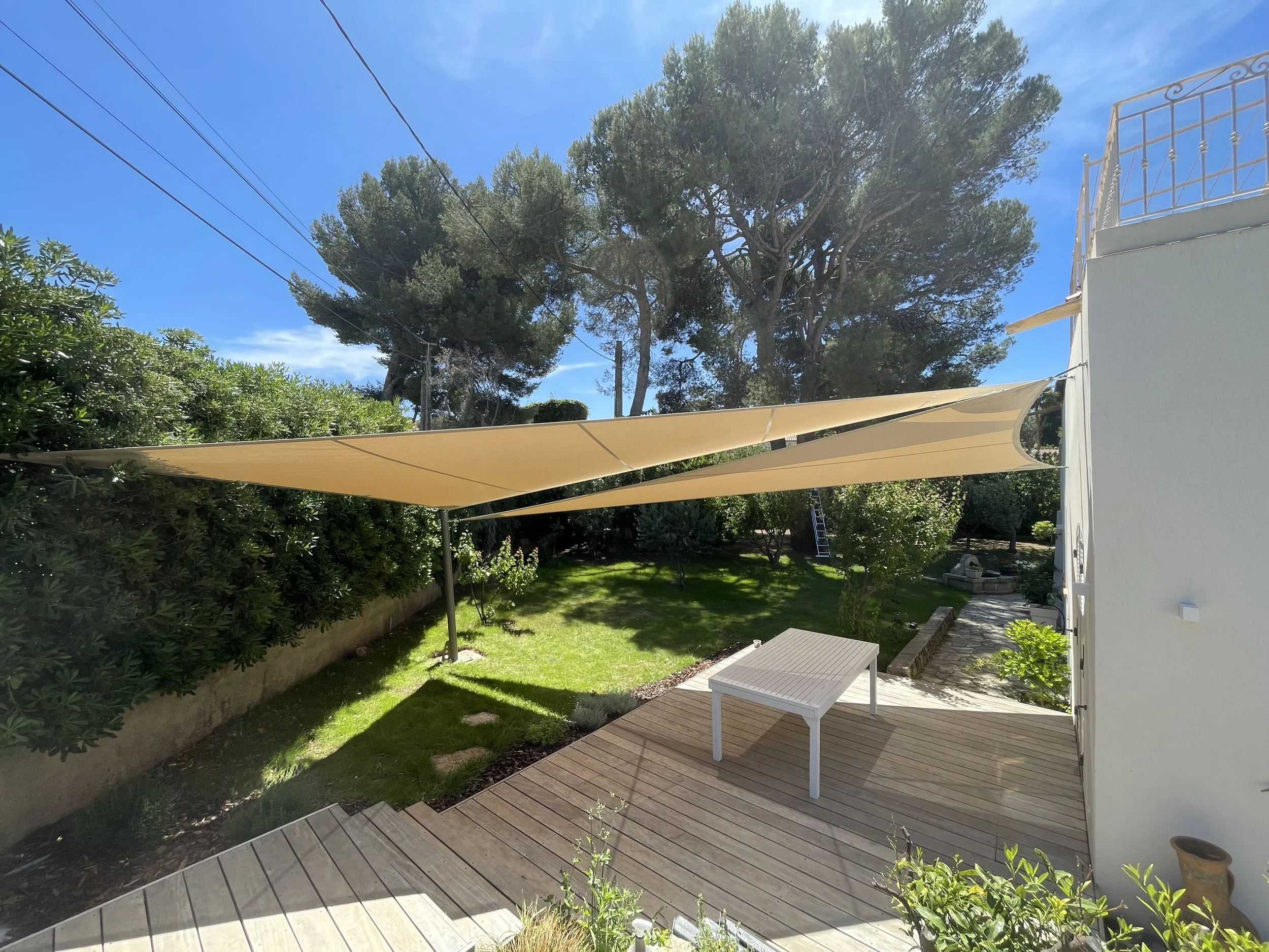Oasis Ombrage -  Protection terrasse voile triangulaire - Sanary sur Mer