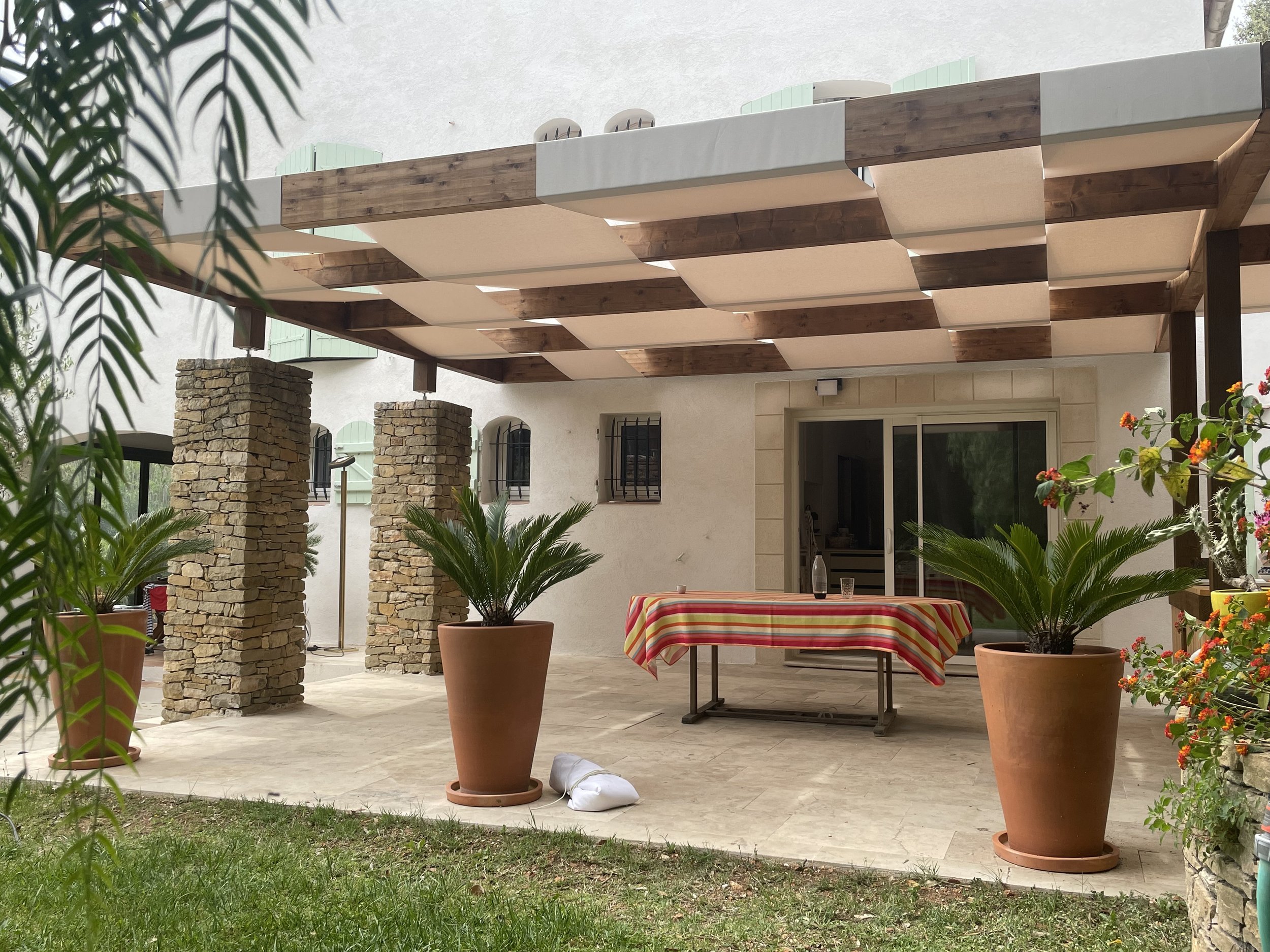 Couverture terrasse pergola bois chaine et trame à Sanary sur mer création Oasis Ombrage