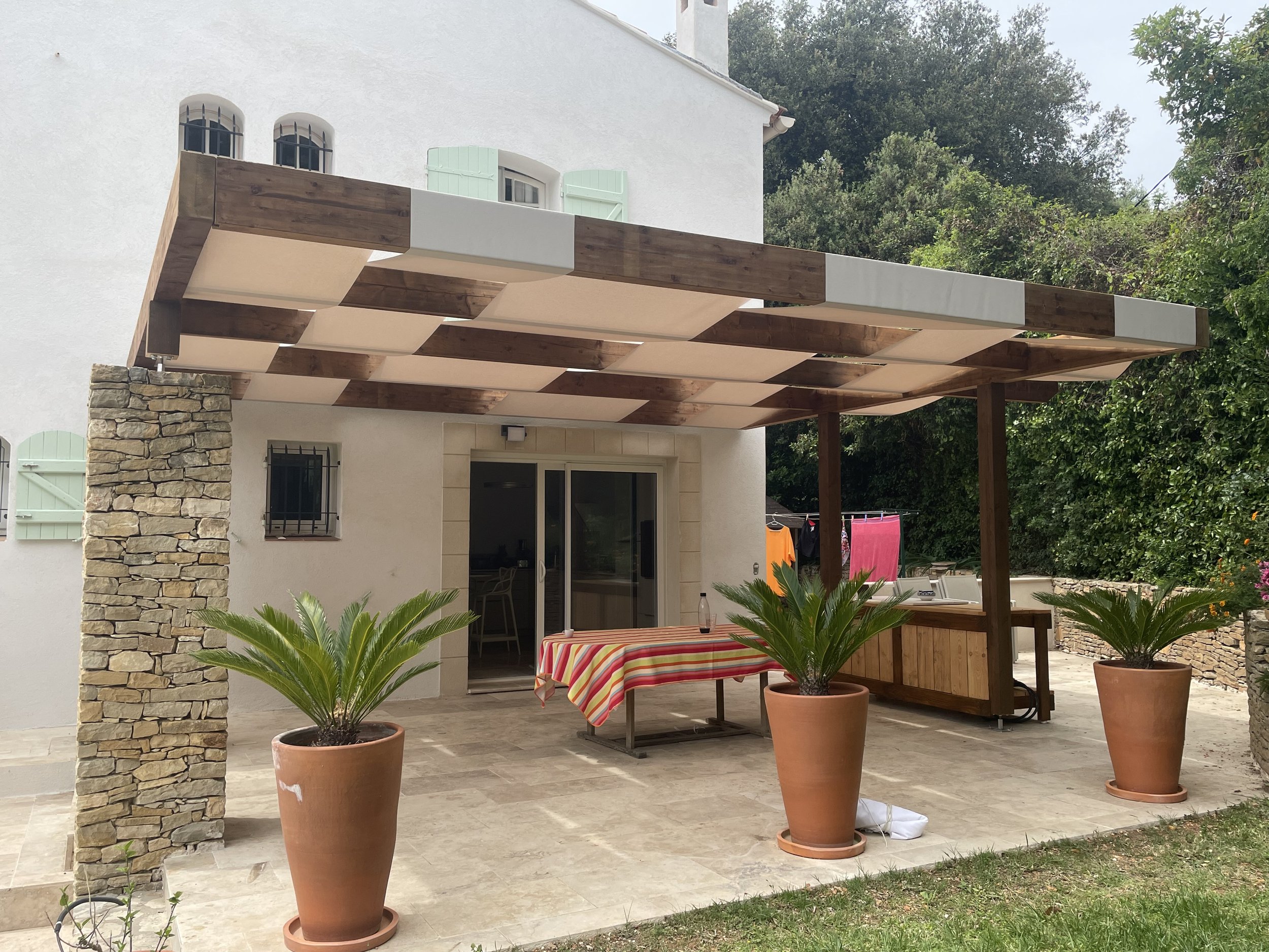 Création pergola bois bandes tissu chaine et trame - Bandol