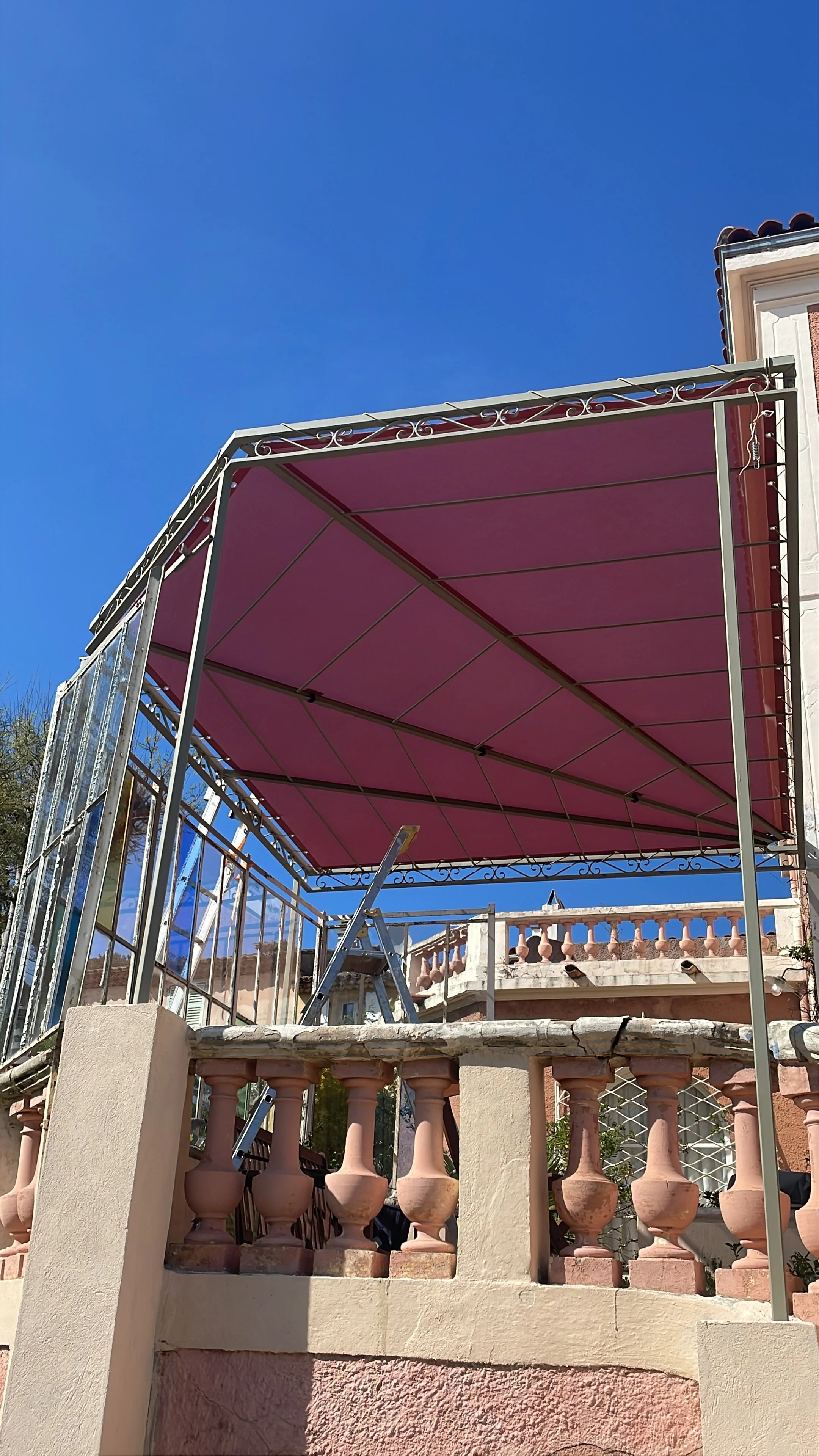 Toile de pergola adaptée à la structure sur mesure - Six-Fours les Plages