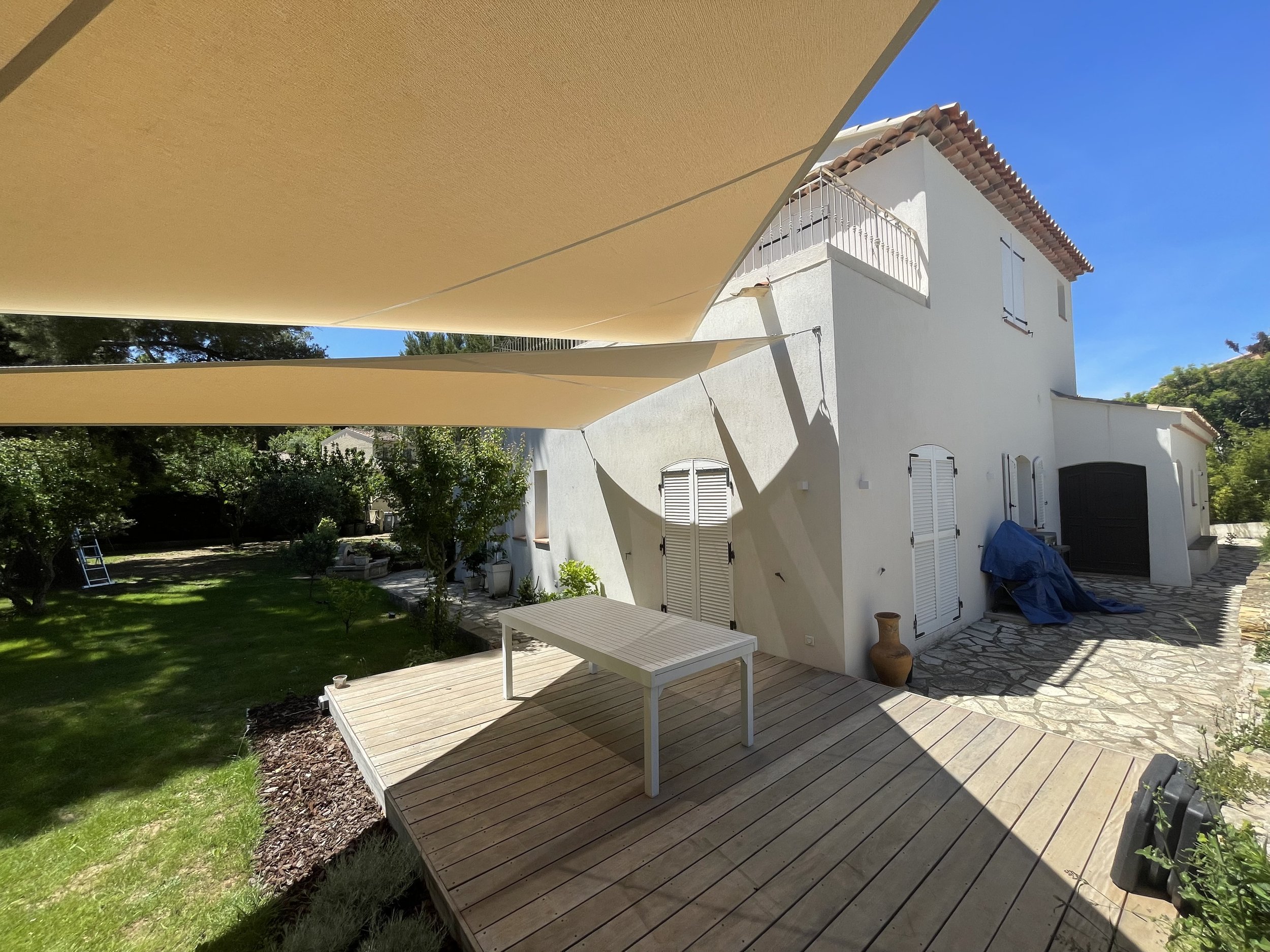 Oasis Ombrage -  Voiles triangulaires ombrage terrasse Sanary sur Mer
