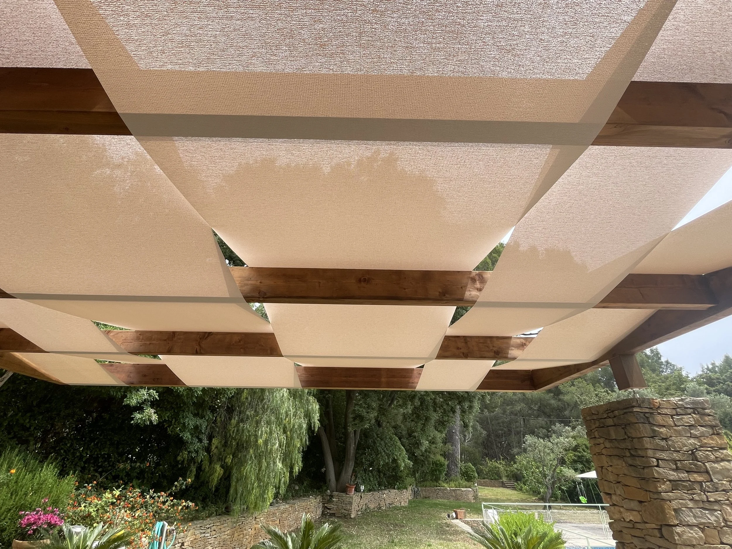 Couverture terrasse pergola bois chaine et trame à Sanary sur mer création Oasis Ombrage