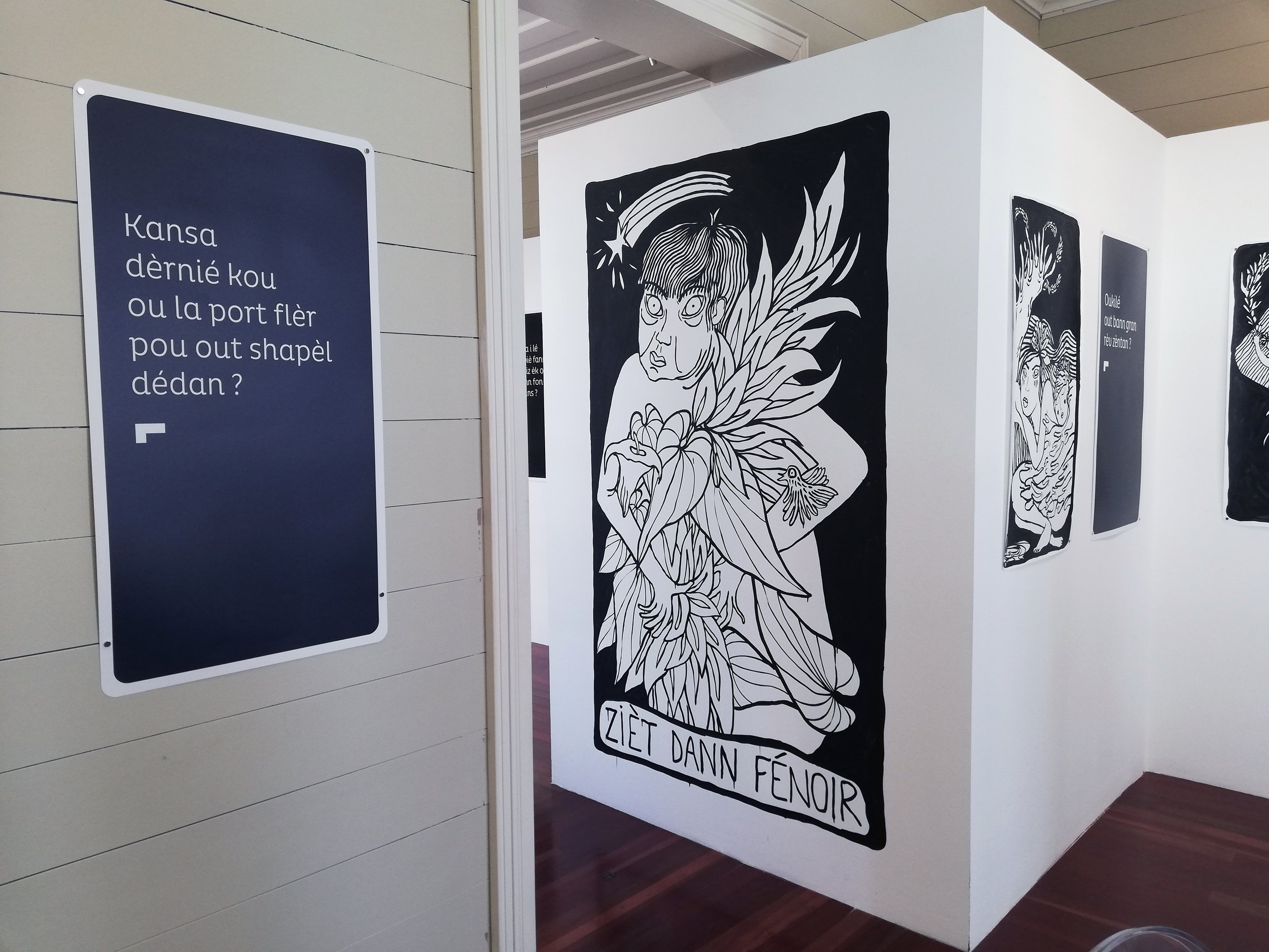 Vue de l'exposition Zièt dann fénoir à la Ville de la Région, 2023