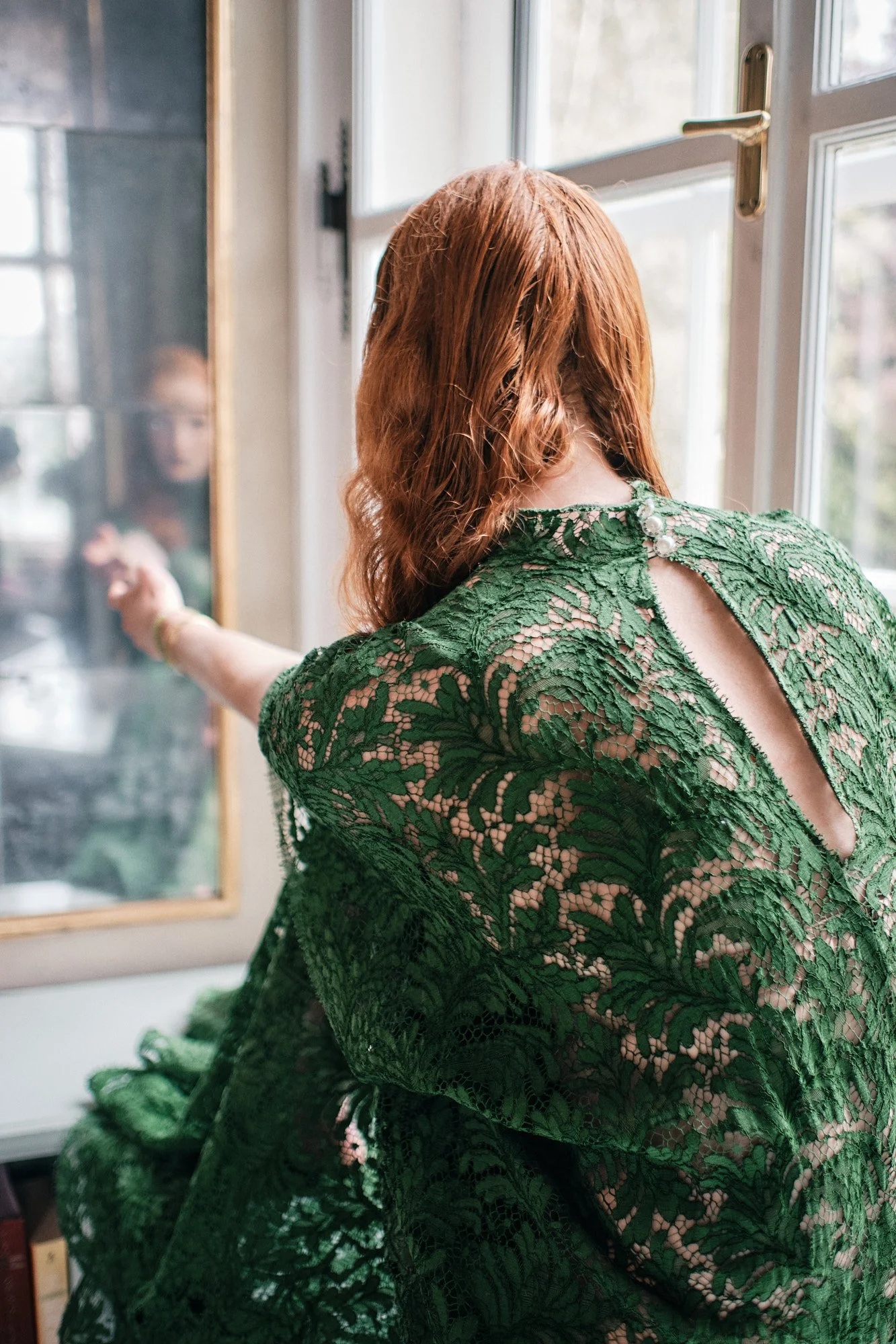 Siegrid Cain Editorial Woman red hair Green Dress Leopoldskron 28.jpg