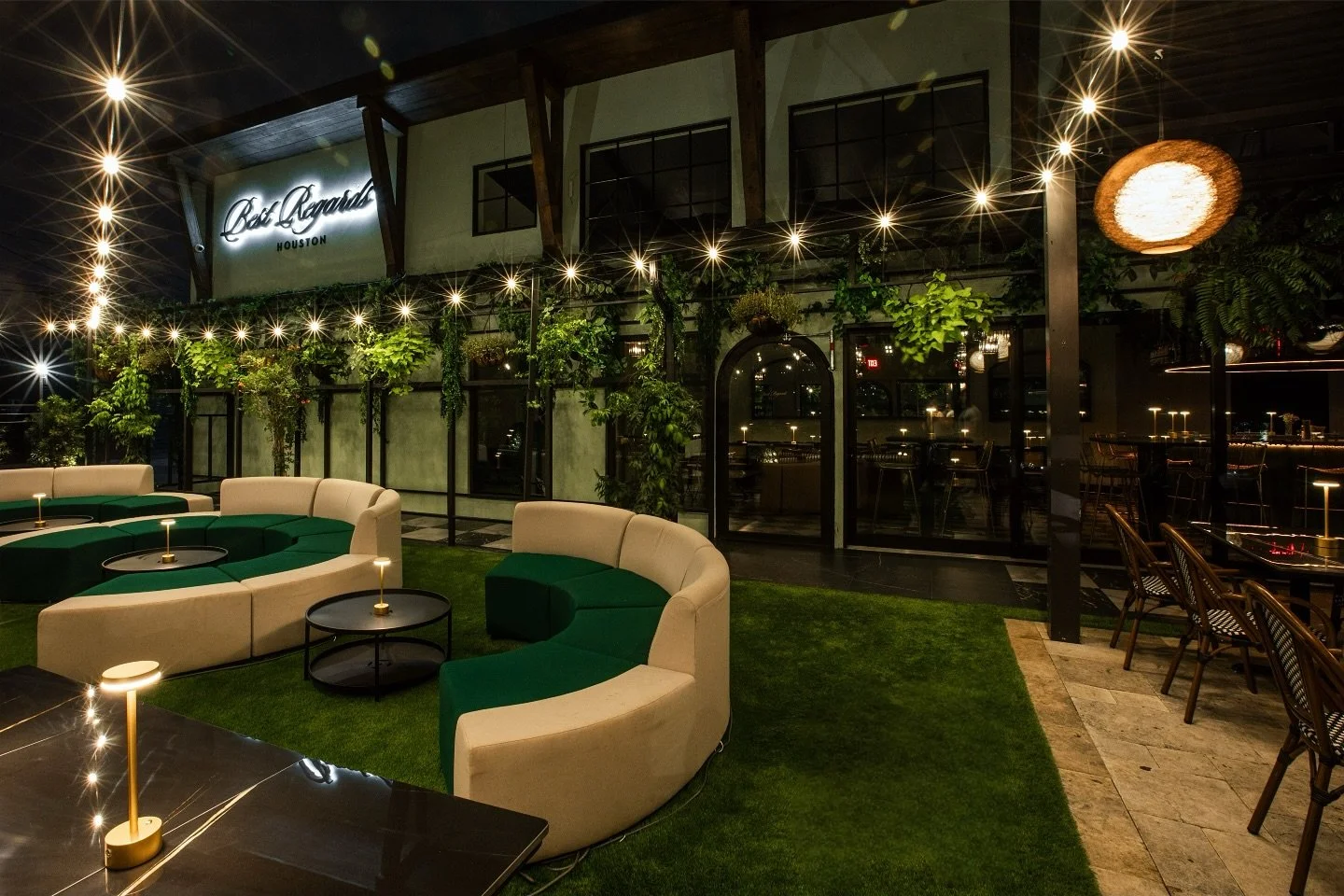 Tonight, step into our villa 🌴🍸
Show starts at 8 PM sharp 🍿
Martinis, music, and mayhem begin at 10 PM with @paulpaxton_ 
Come for the drama, stay for the connections 💗
#LoveIsland #bestregardshou