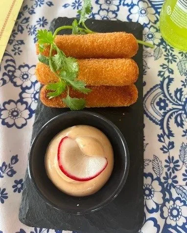 Our Mexican seasoned mozzarella sticks with chipotle aioli are a tasty way to start your feast 👌🏼. 

📷: Maya Hindriks // Google Review (thank you for posting! ❤️)